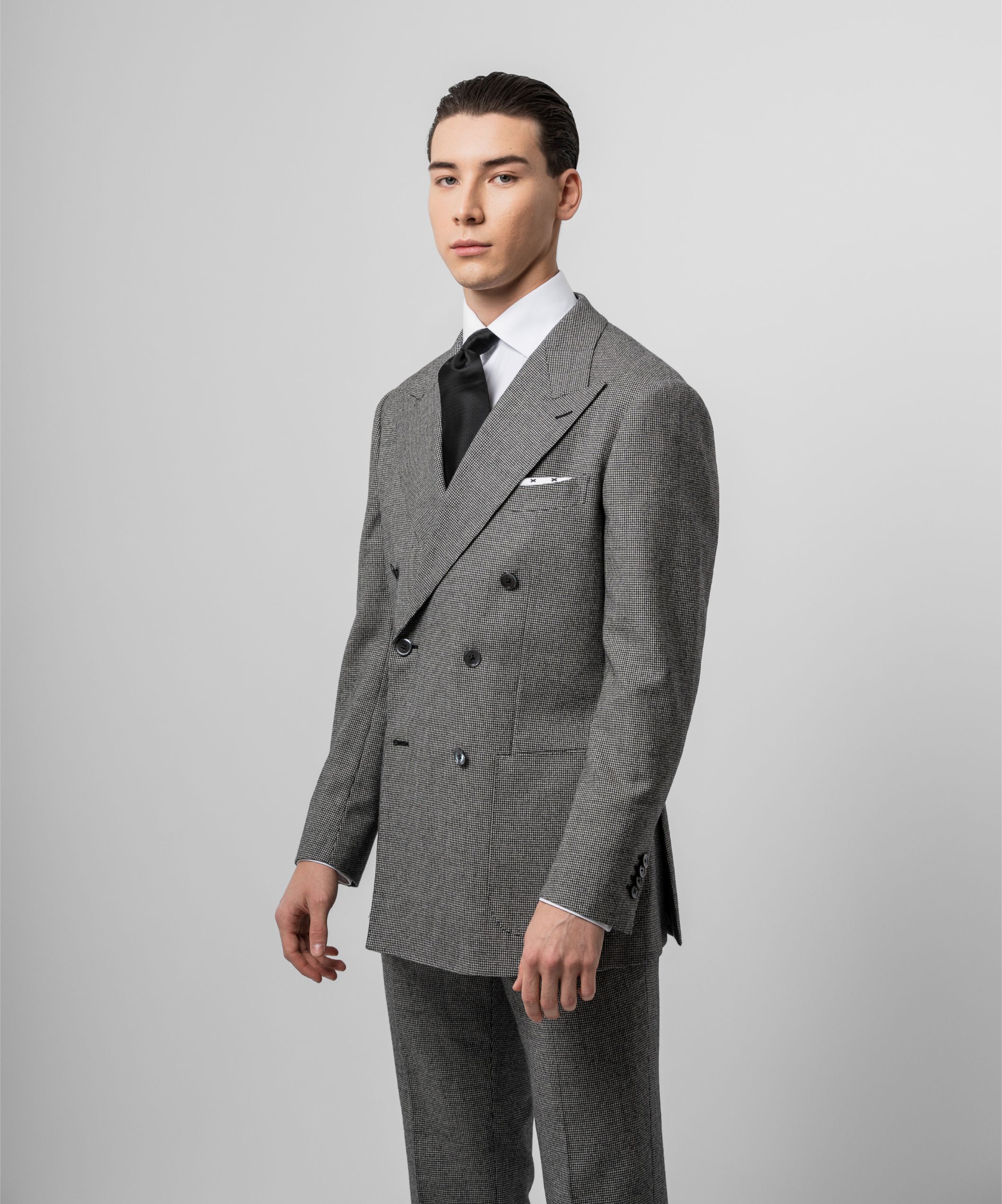 Двубортный костюм в гусиную лапку