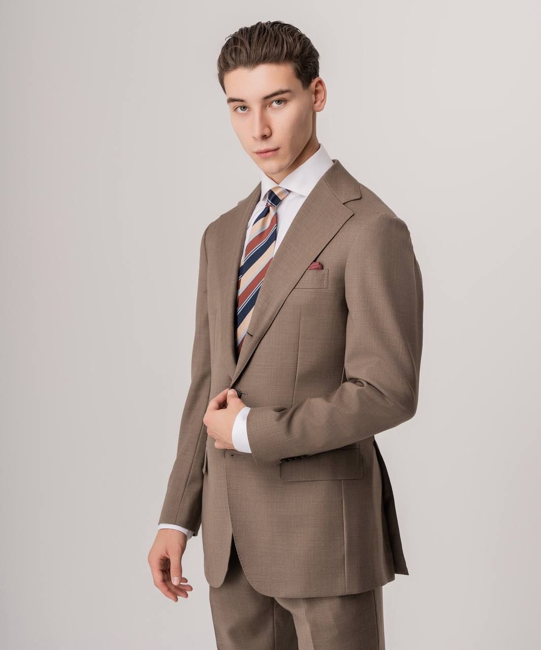 Бежевый однобортный костюм