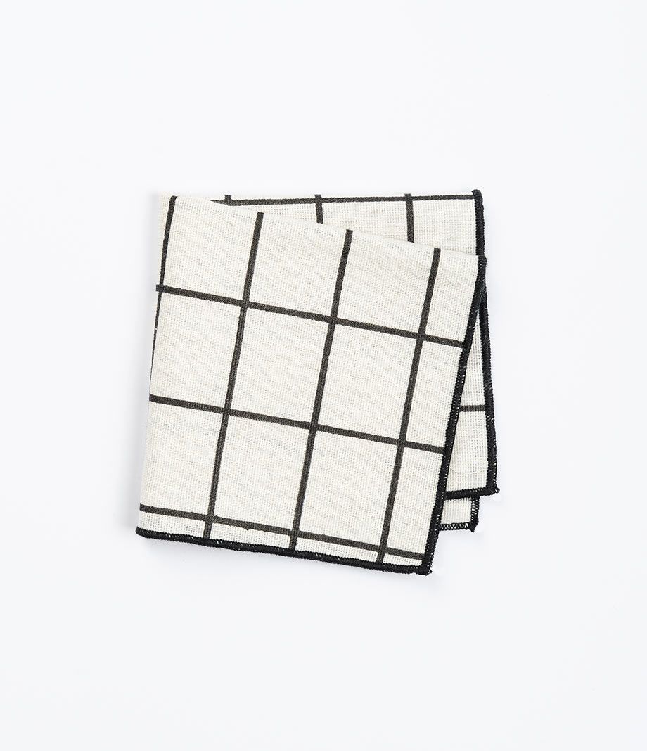 Белый карманный платок в клетку