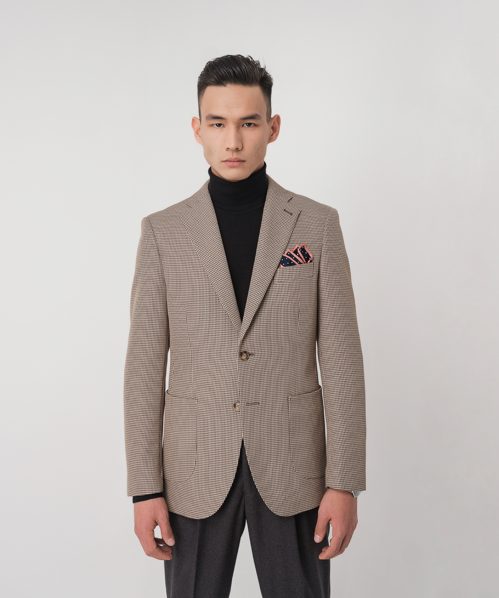 Бежевый однобортный костюм