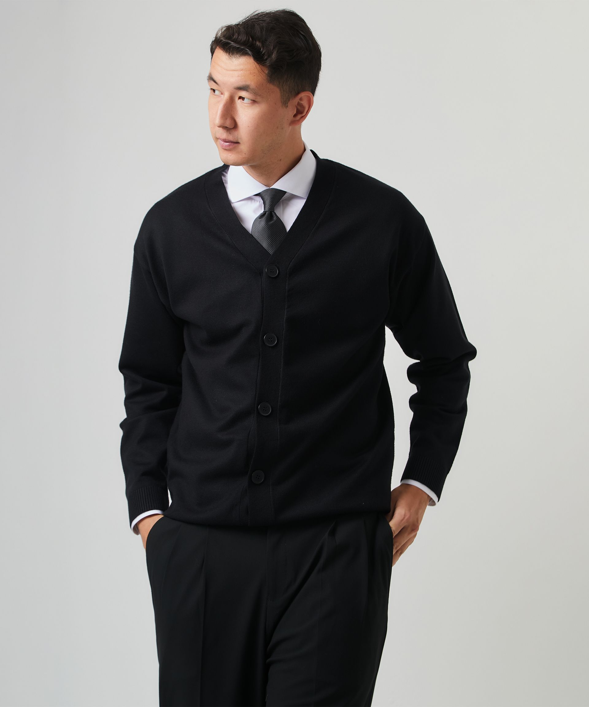 Черный кардиган на замену пиджака в офисе