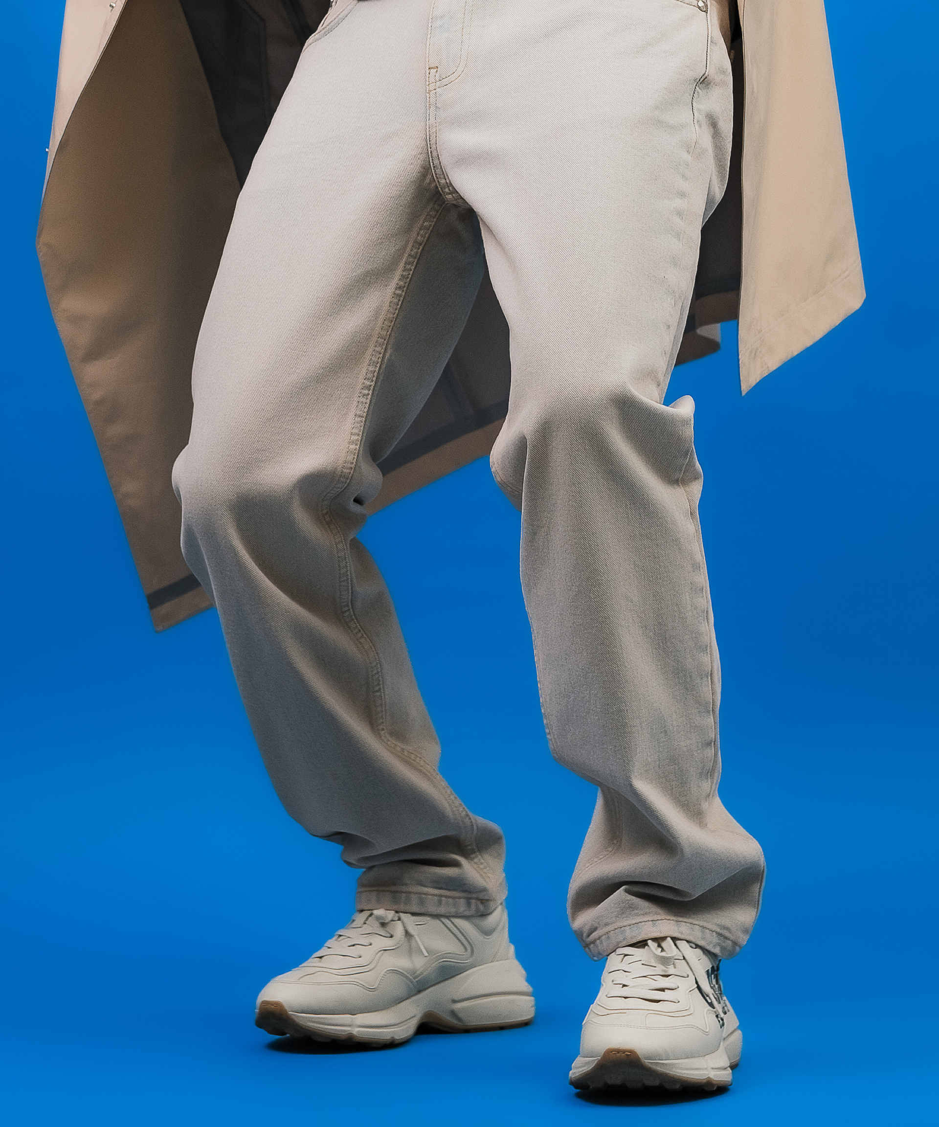 Светло-голубые джинсы