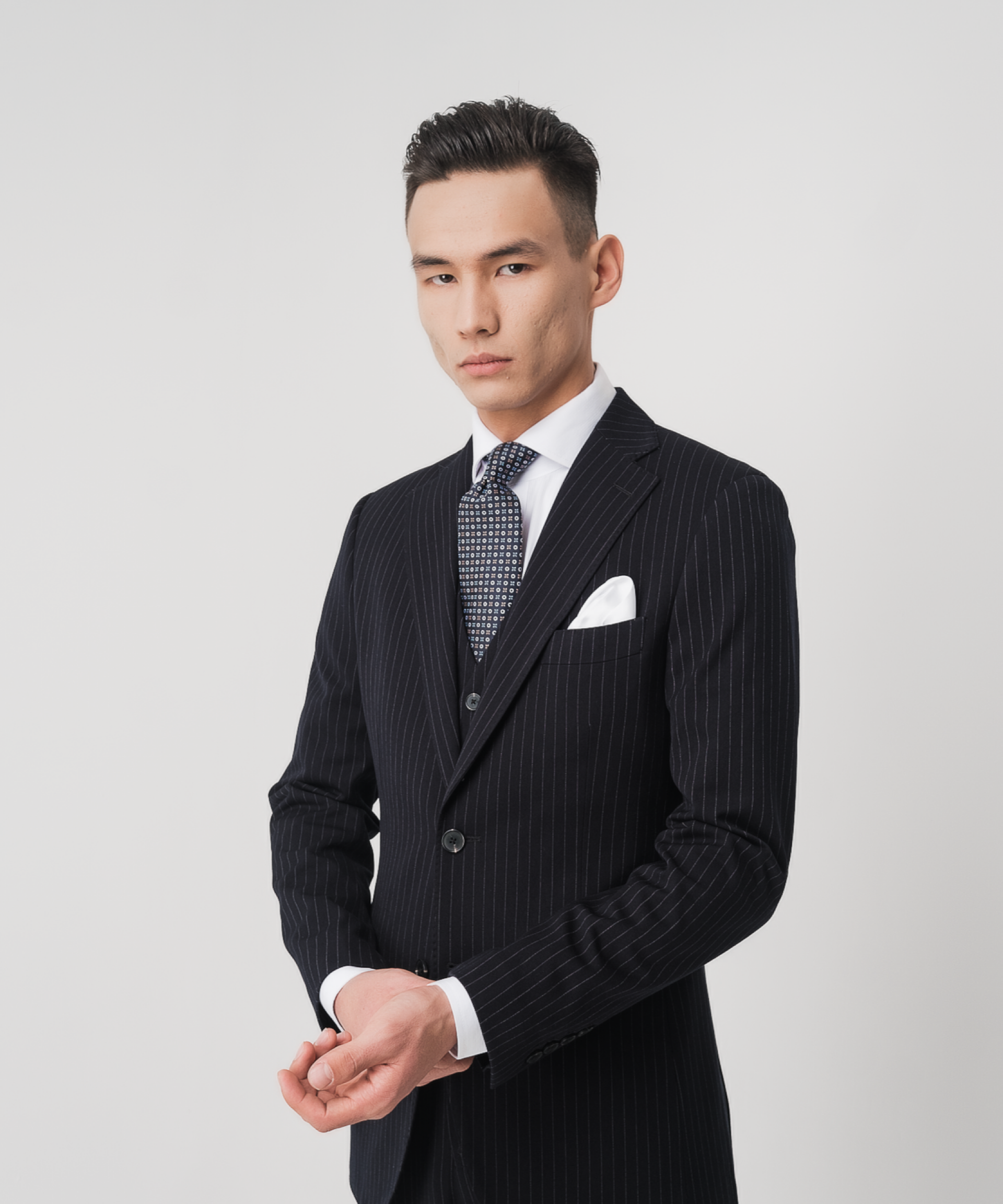 Темно-синий однобортный костюм