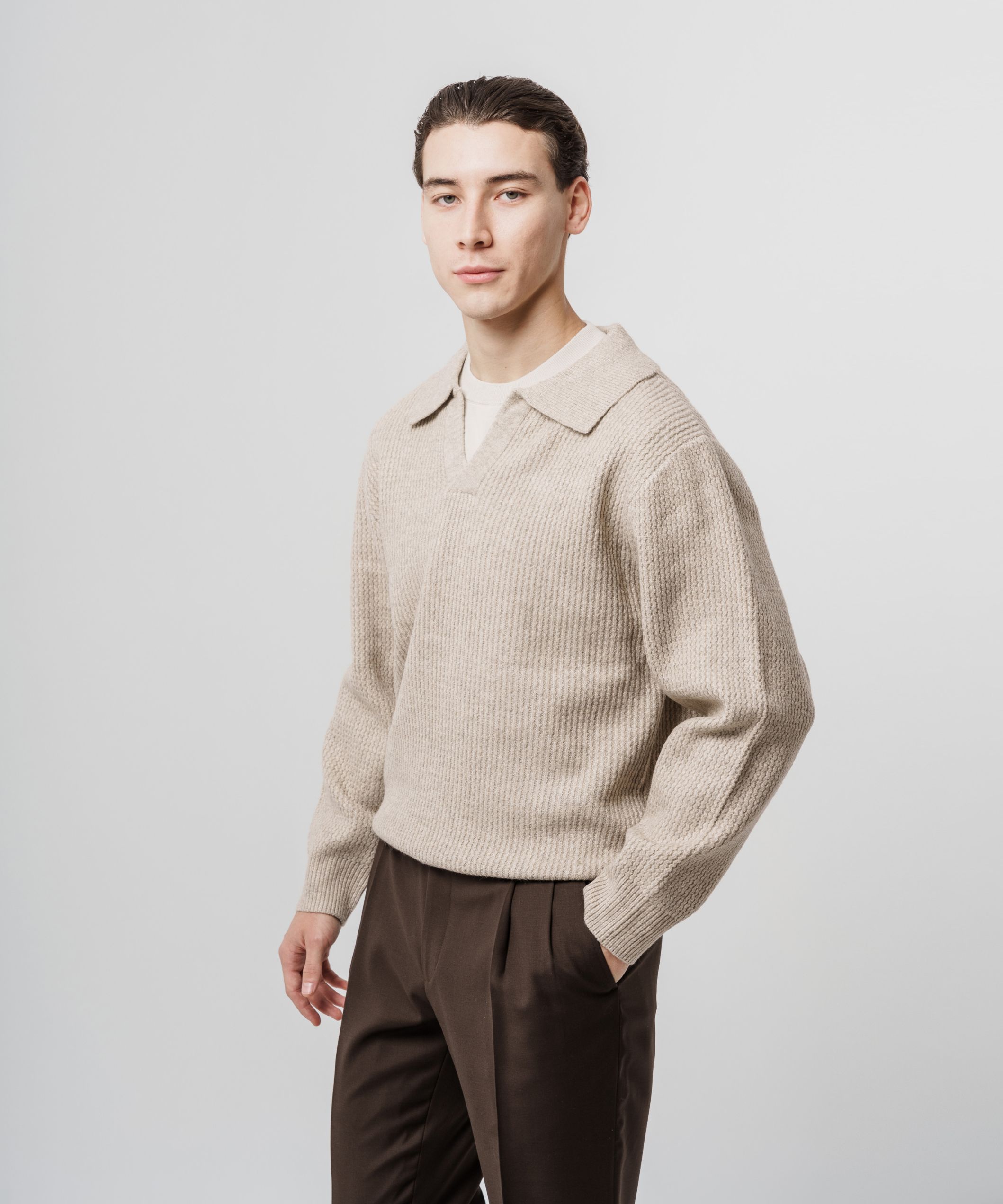 Бежевая кофта с V-образным вырезом и воротником