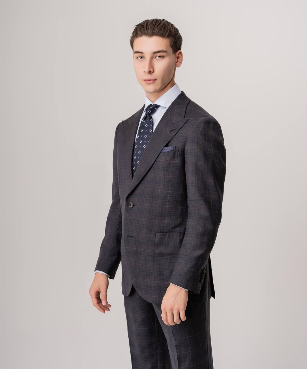 Однобортный костюм в белую клетку