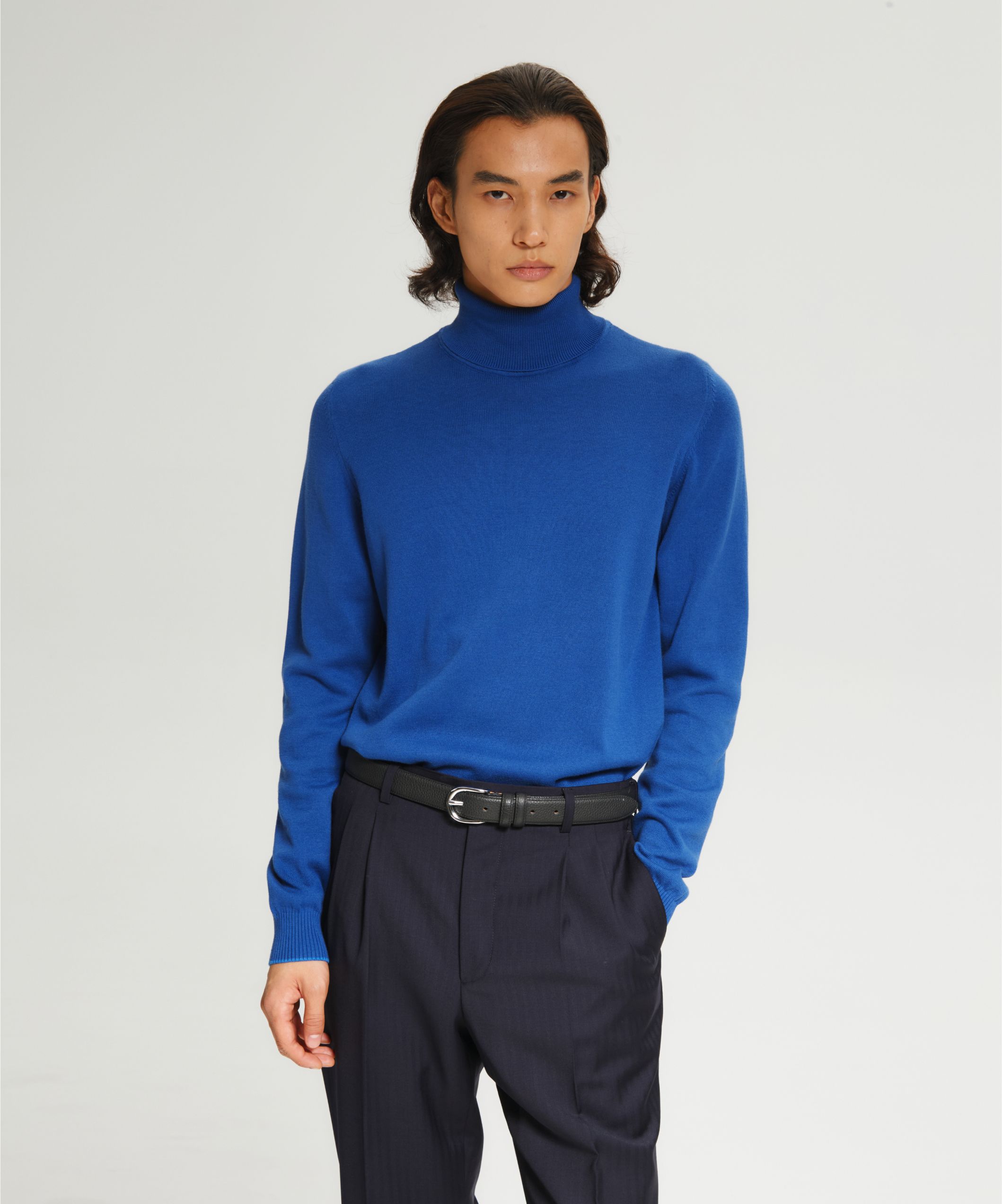 Водолазка насыщенно синего оттенка