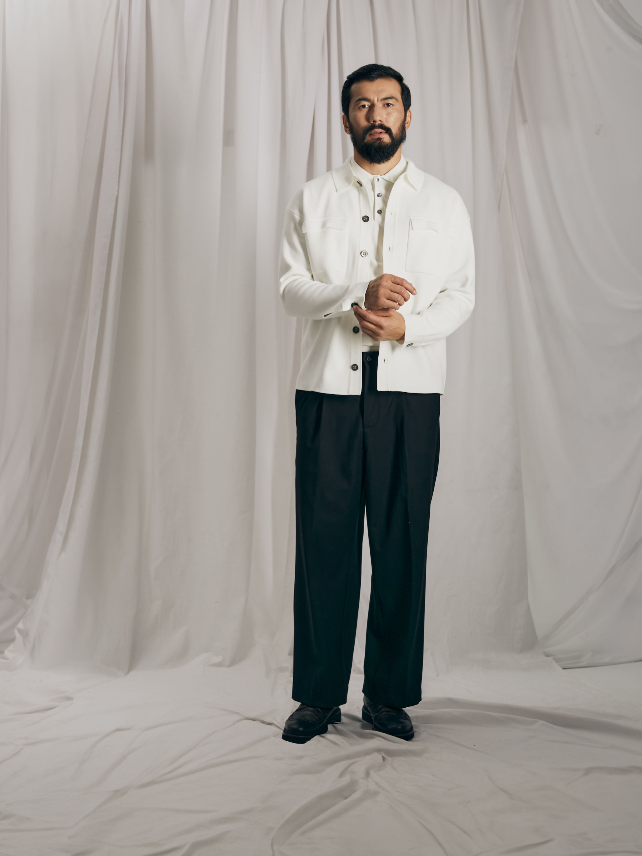 Белый кардиган с накладными карманами