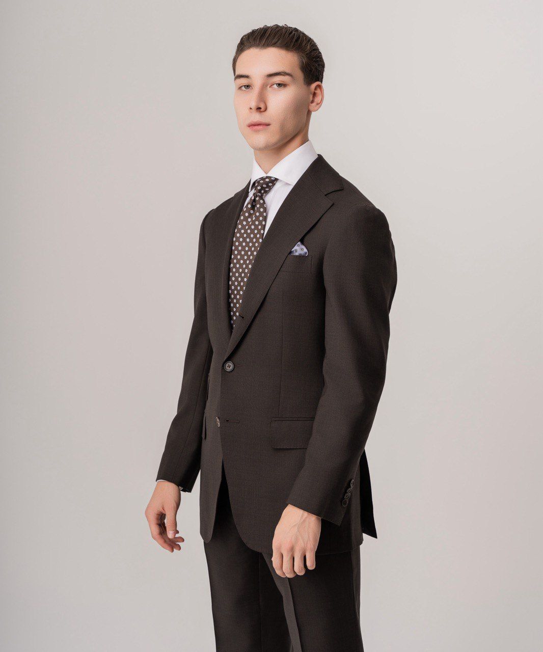 Однобортный костюм в темно-коричневом оттенке