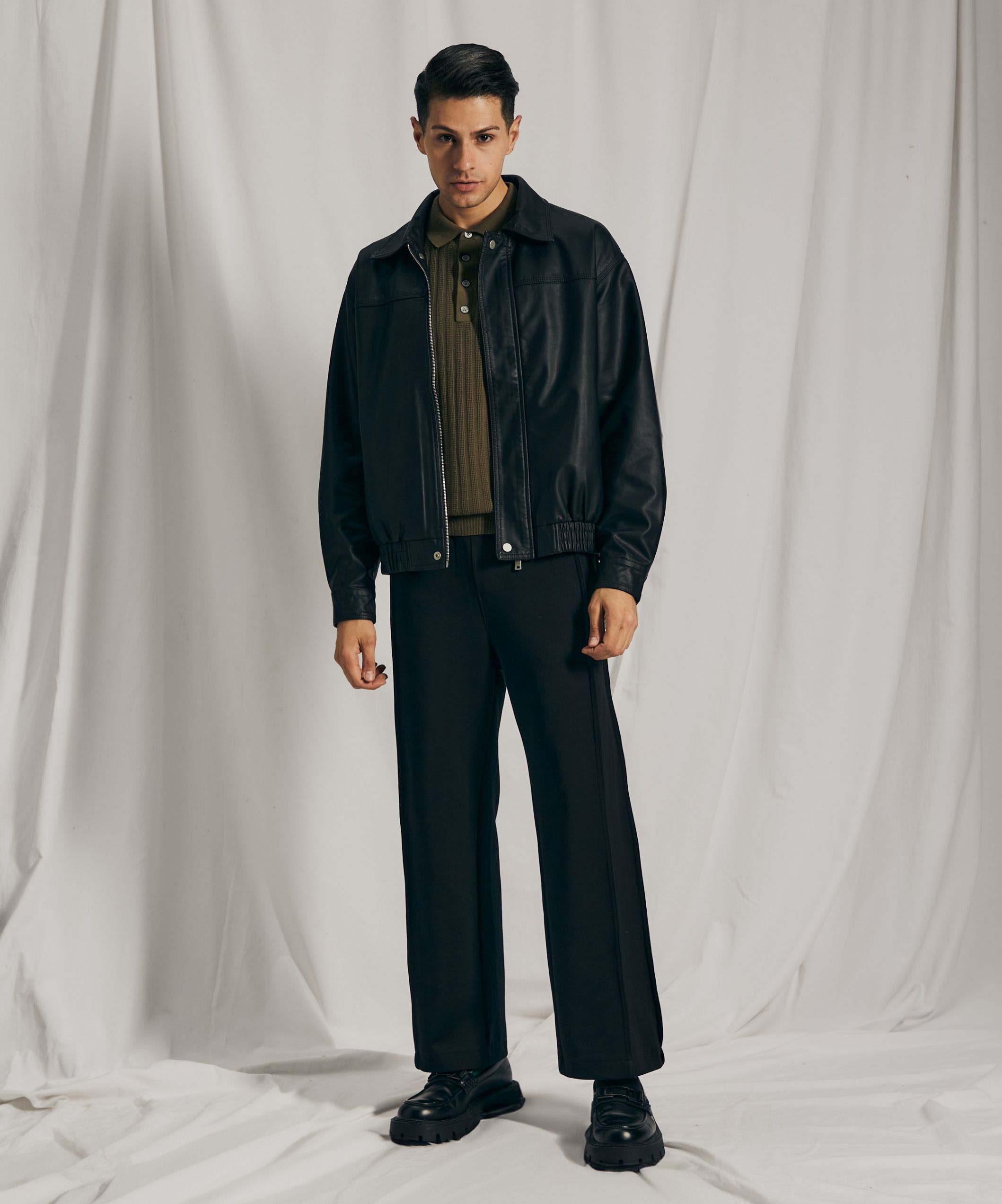 Черные брюки прямого кроя