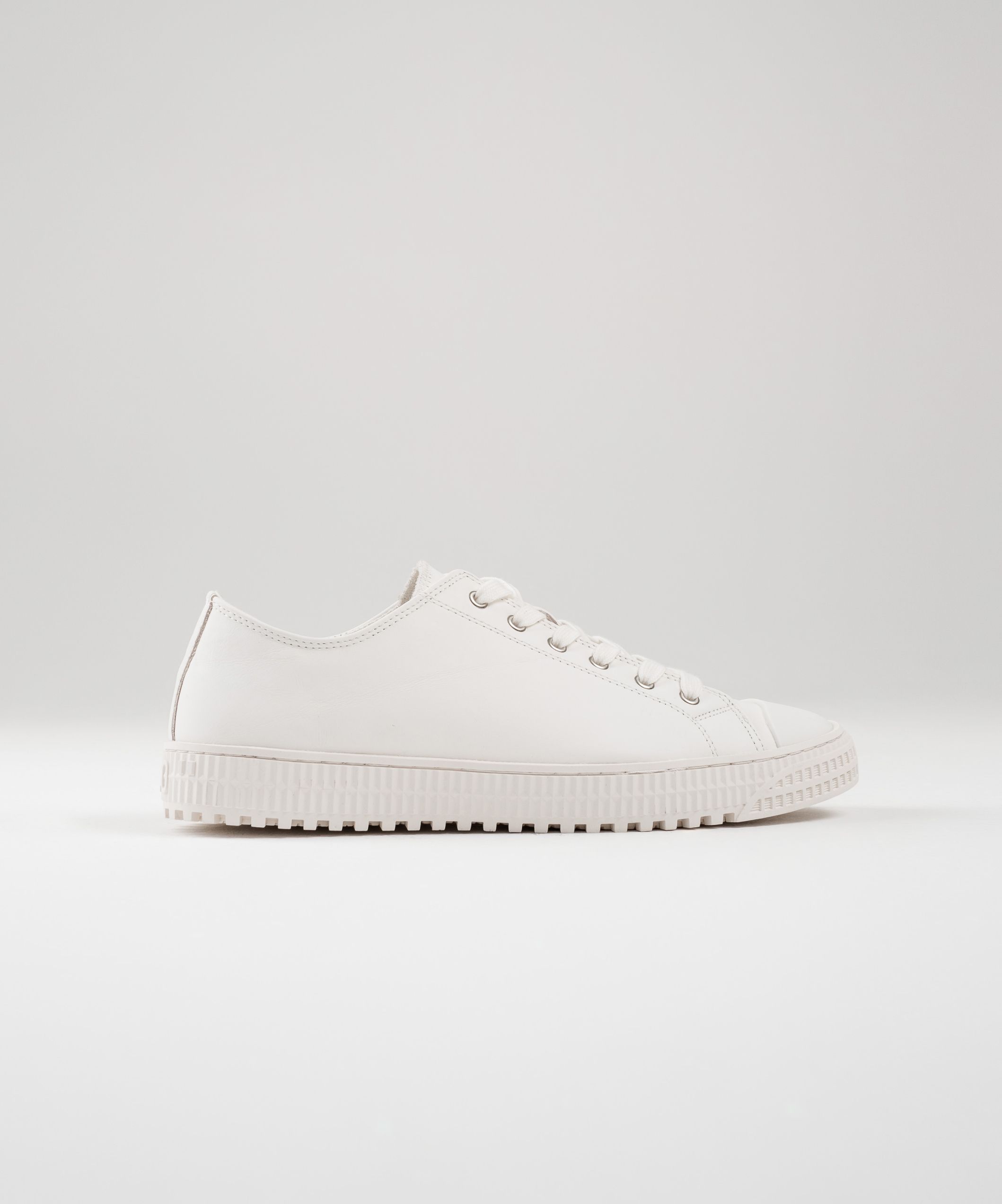 Белые кеды со шнуровкой