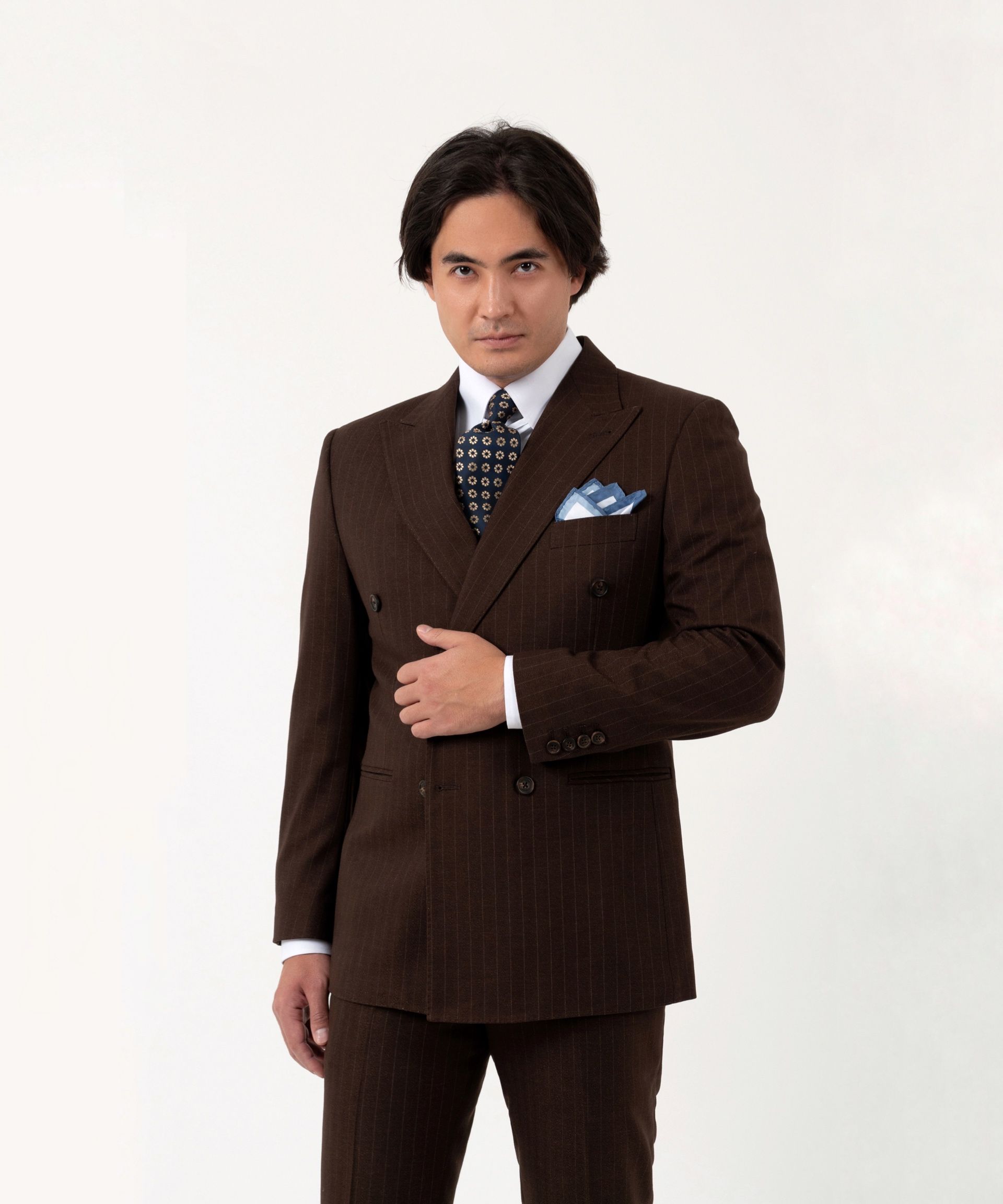 Коричневый двубортный костюм в полоску