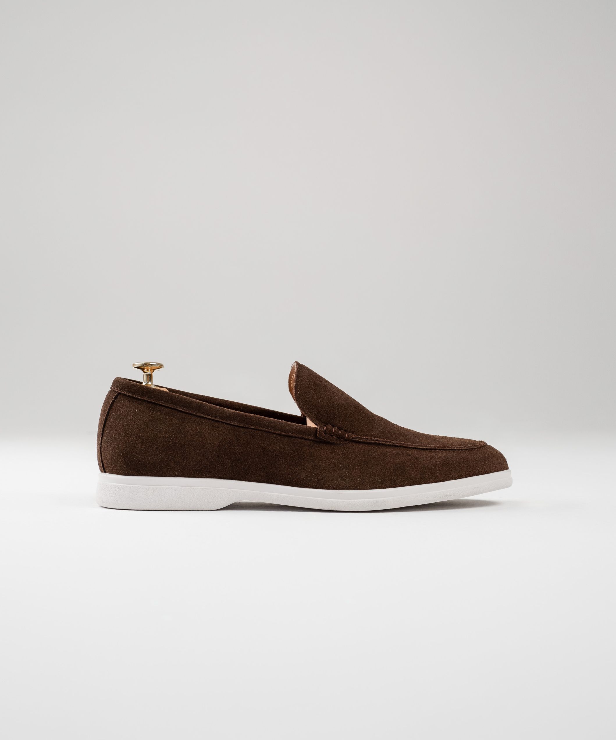 Замшевые лоферы с белой подошвой