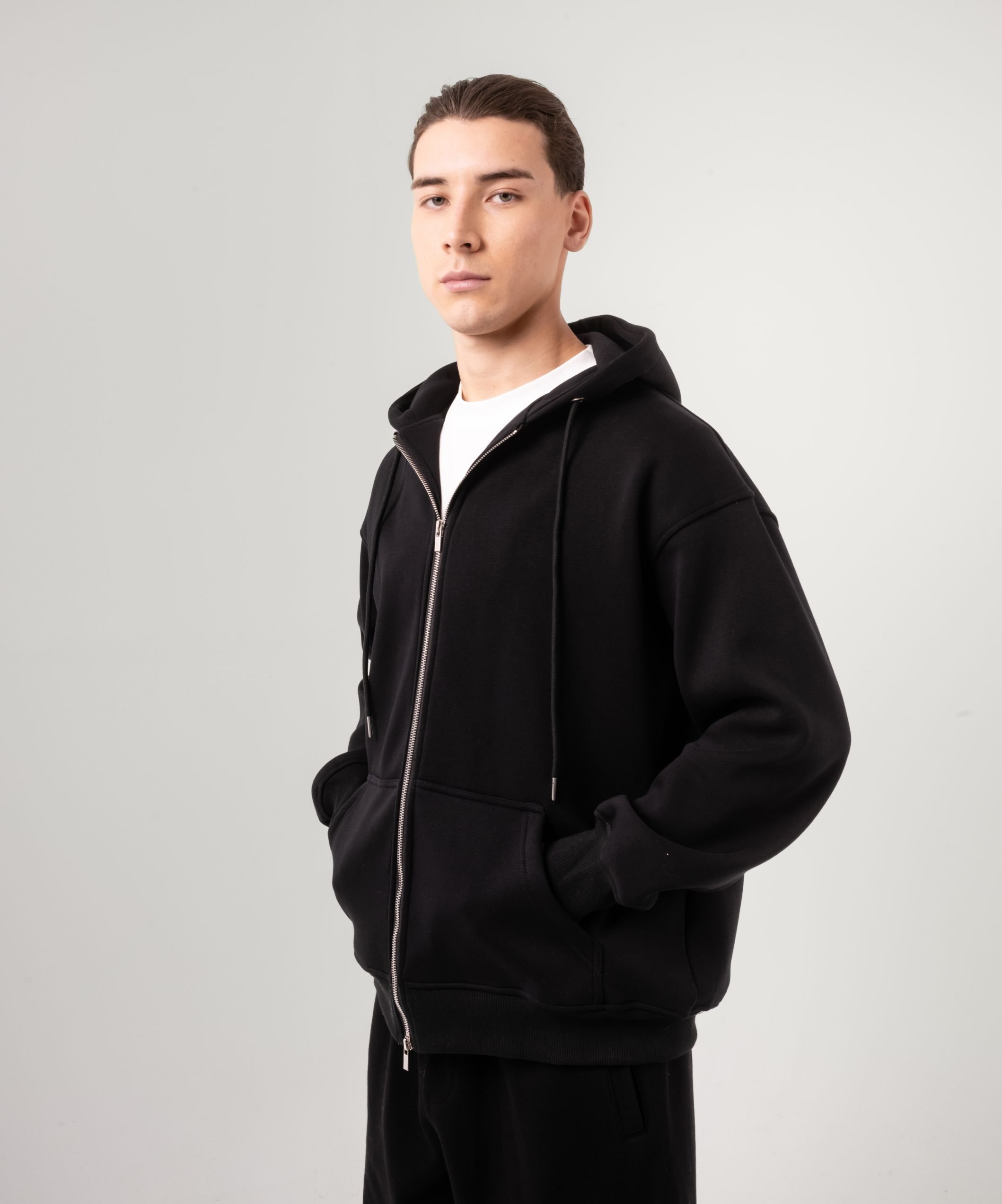 Худи с капюшоном черного цвета