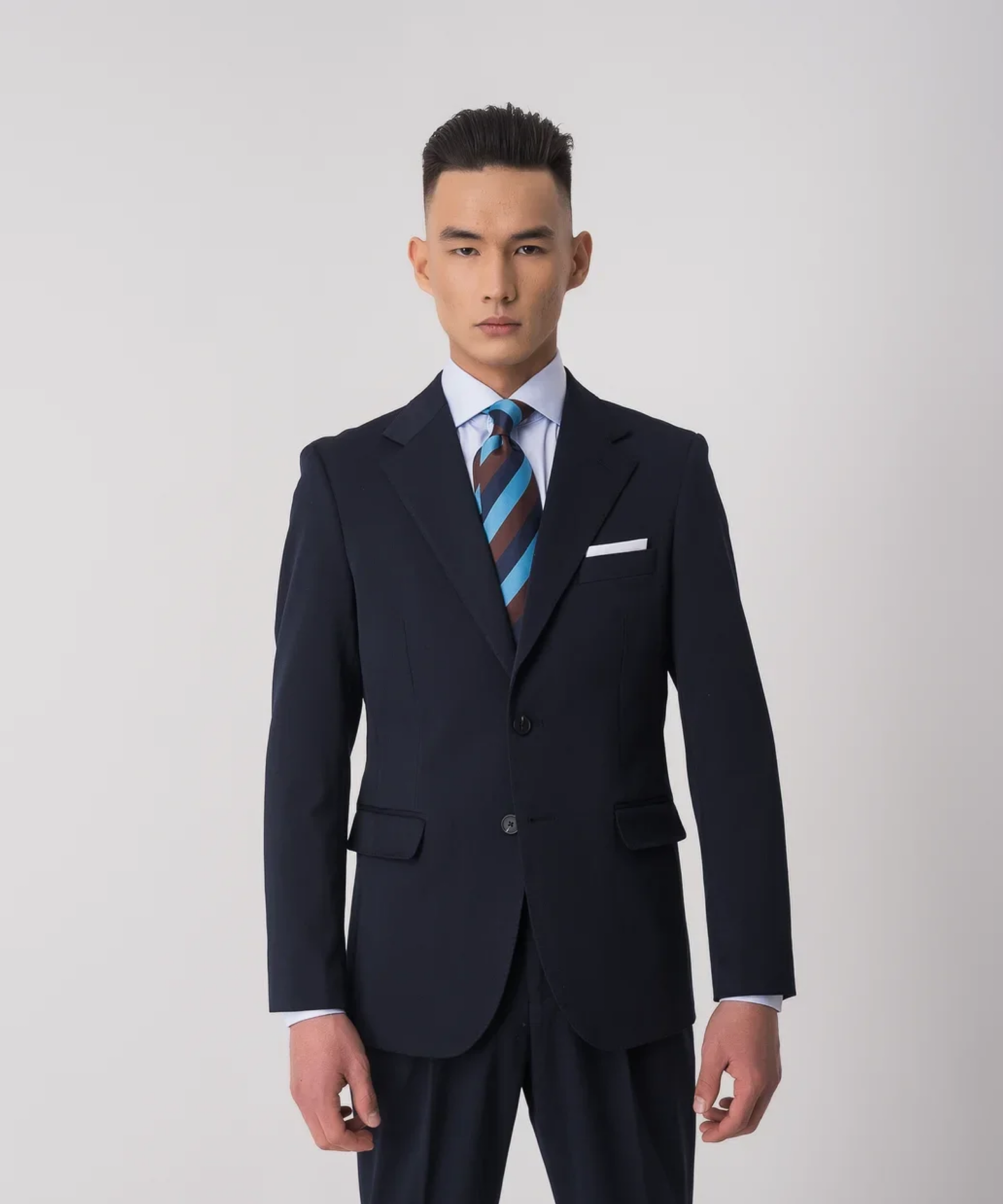 Темно-синий однобортный костюм