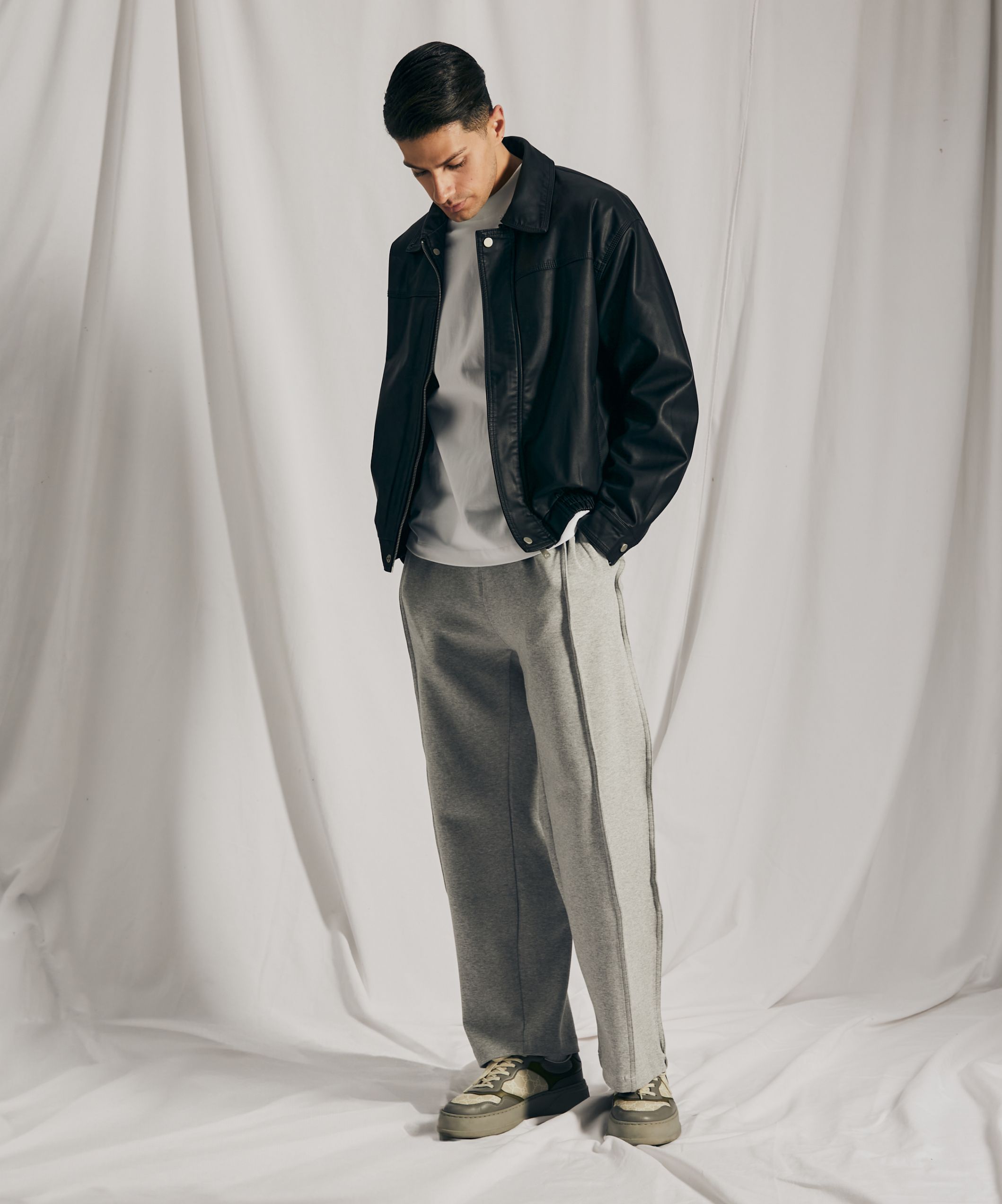 Серые брюки прямого кроя