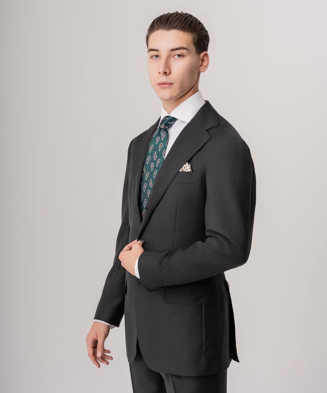 Однобортный костюм в глубоком тёмно-зелёном оттенке