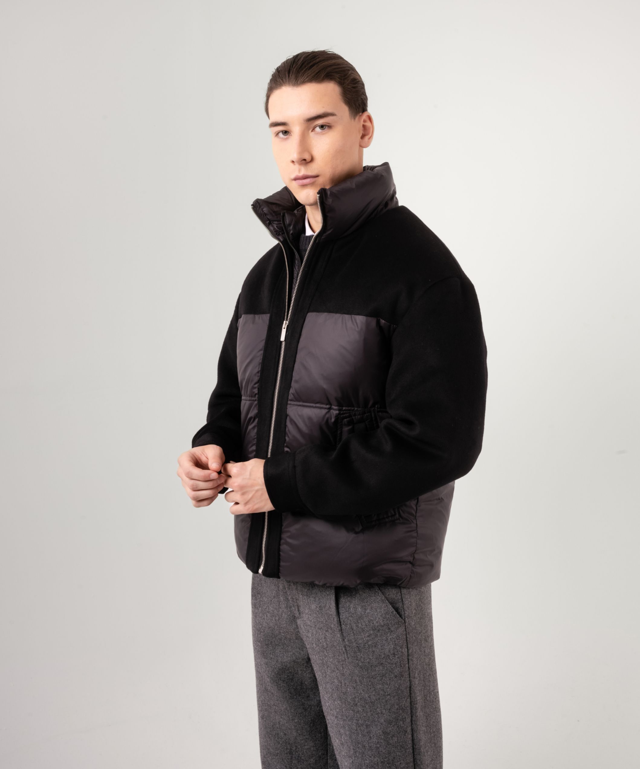 Куртка черного цвета на замке