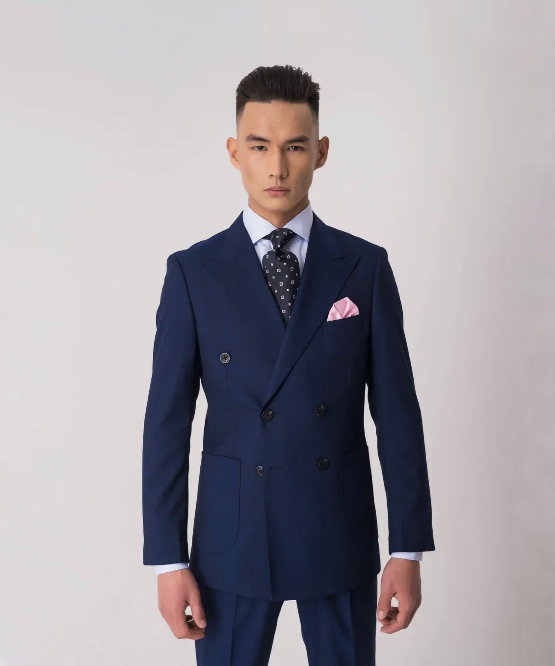 Двубортный костюм темно-синего цвета