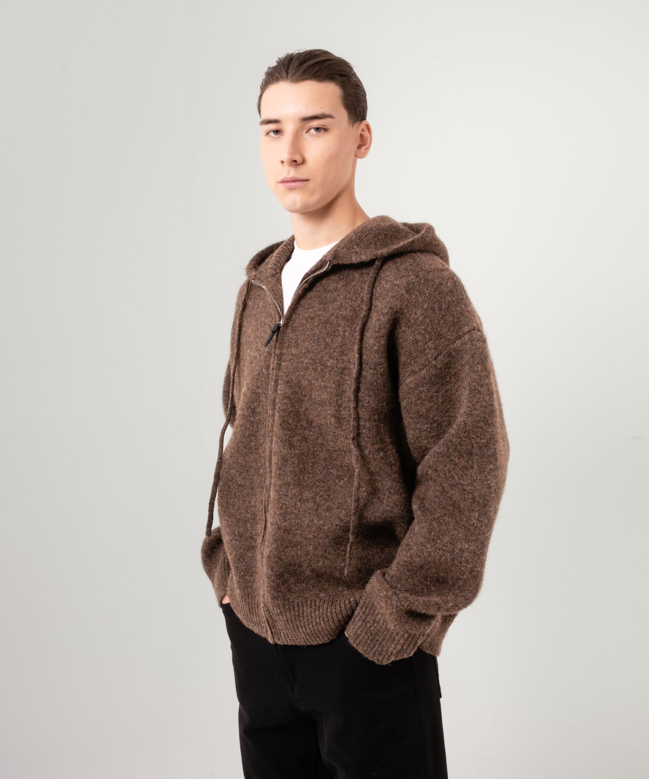 Вязаный свитер коричневого цвета