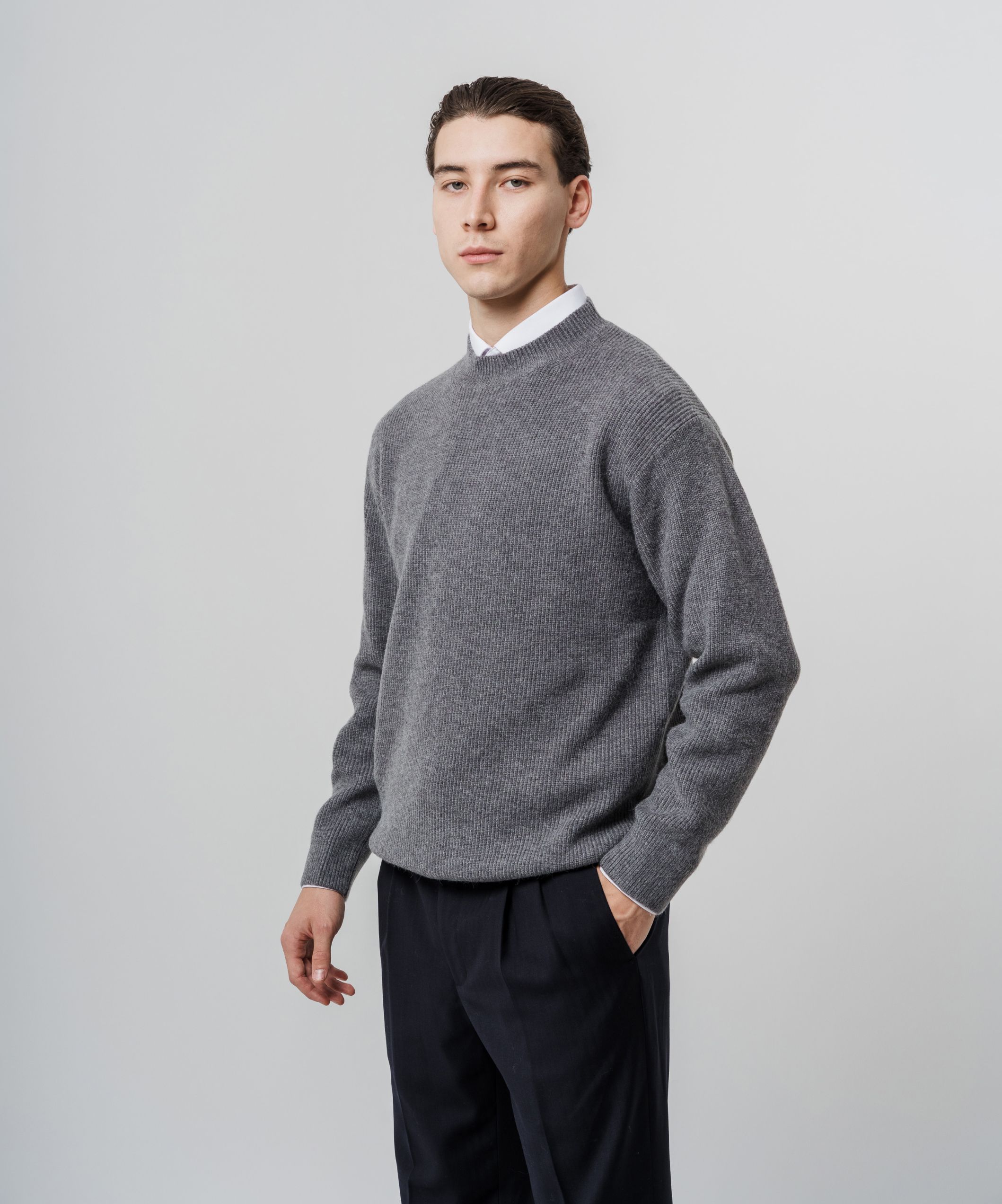 Вязанный свитер серого оттенка