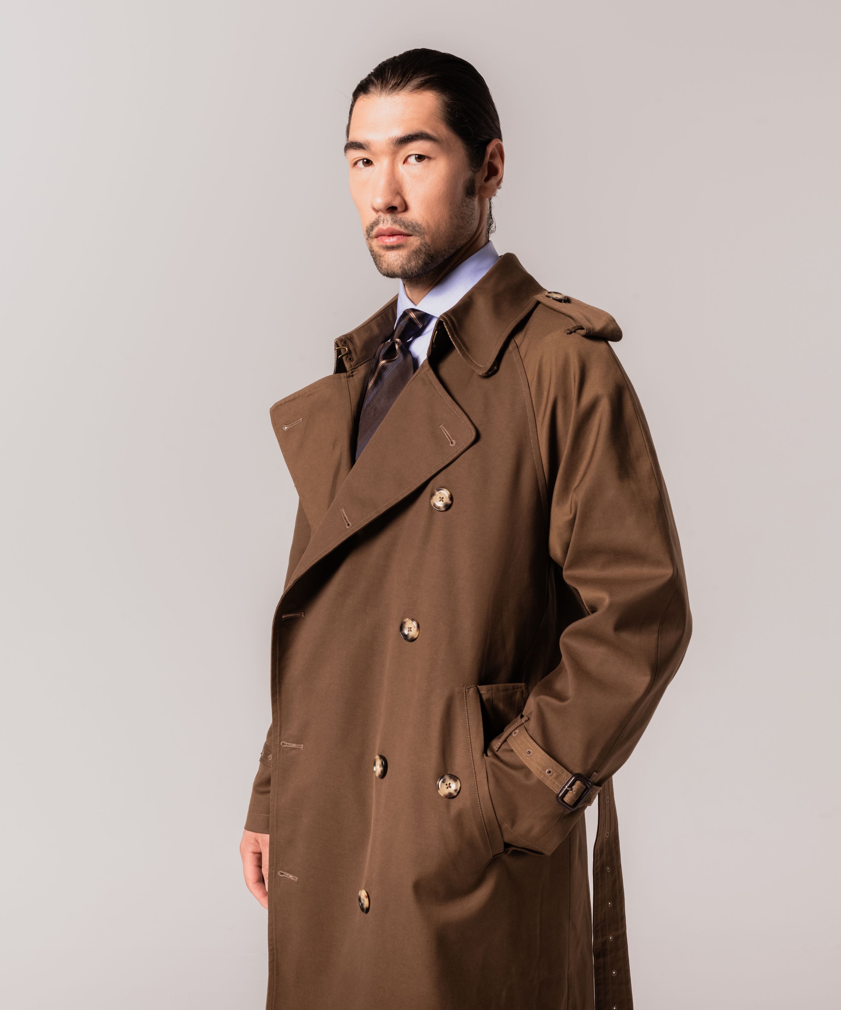 Коричневый тренч