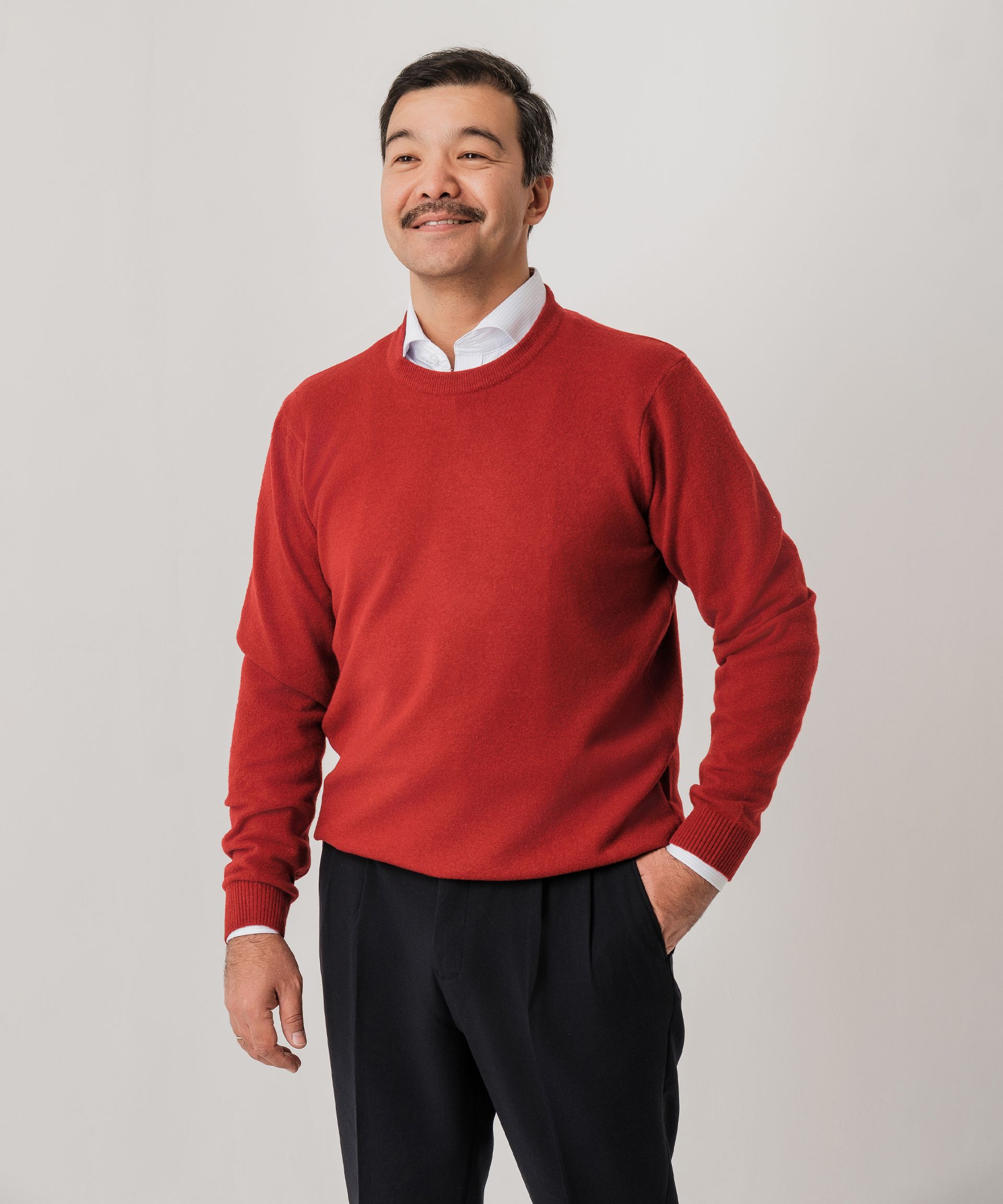 Свитер в ярко-красном цвете