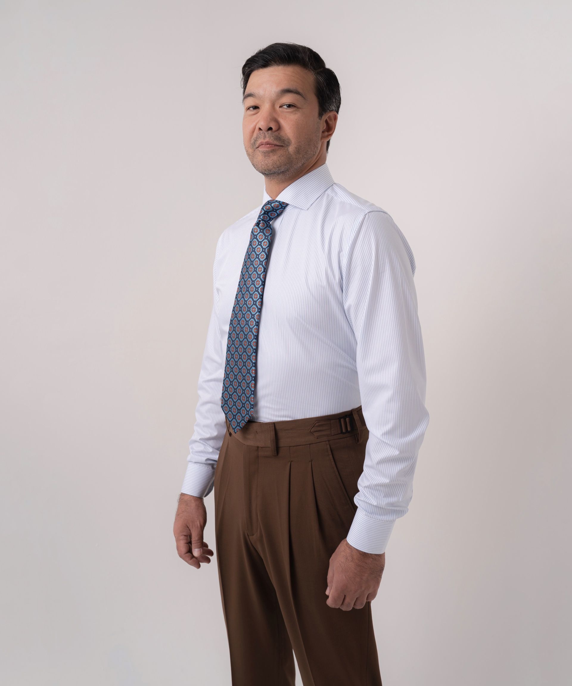 Белая сорочка в мелкую полоску