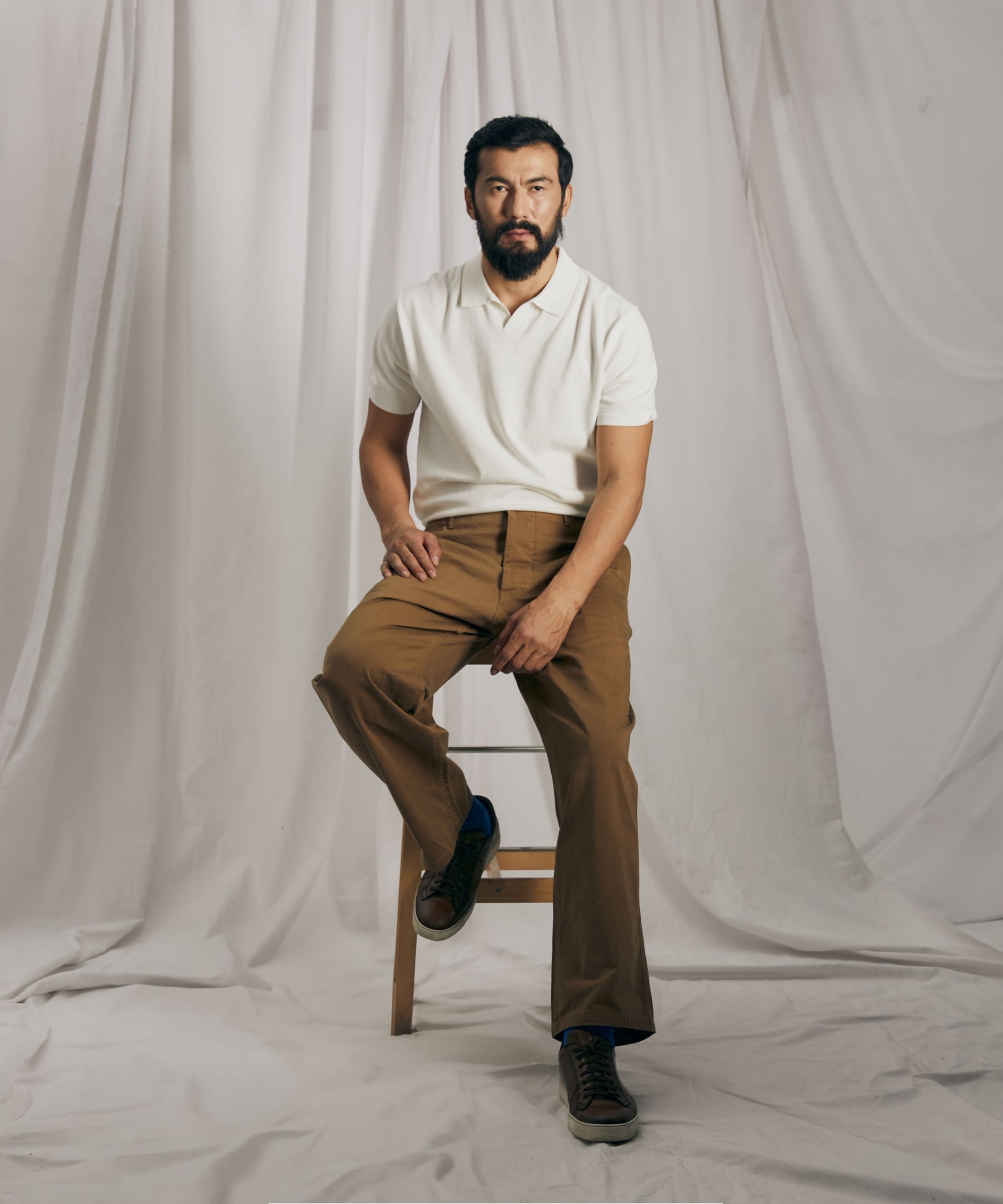 Белое поло с v-образным вырезом