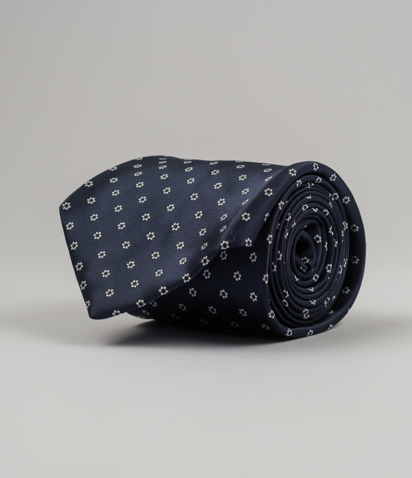 Галстук темно-синего цвета с рисунком