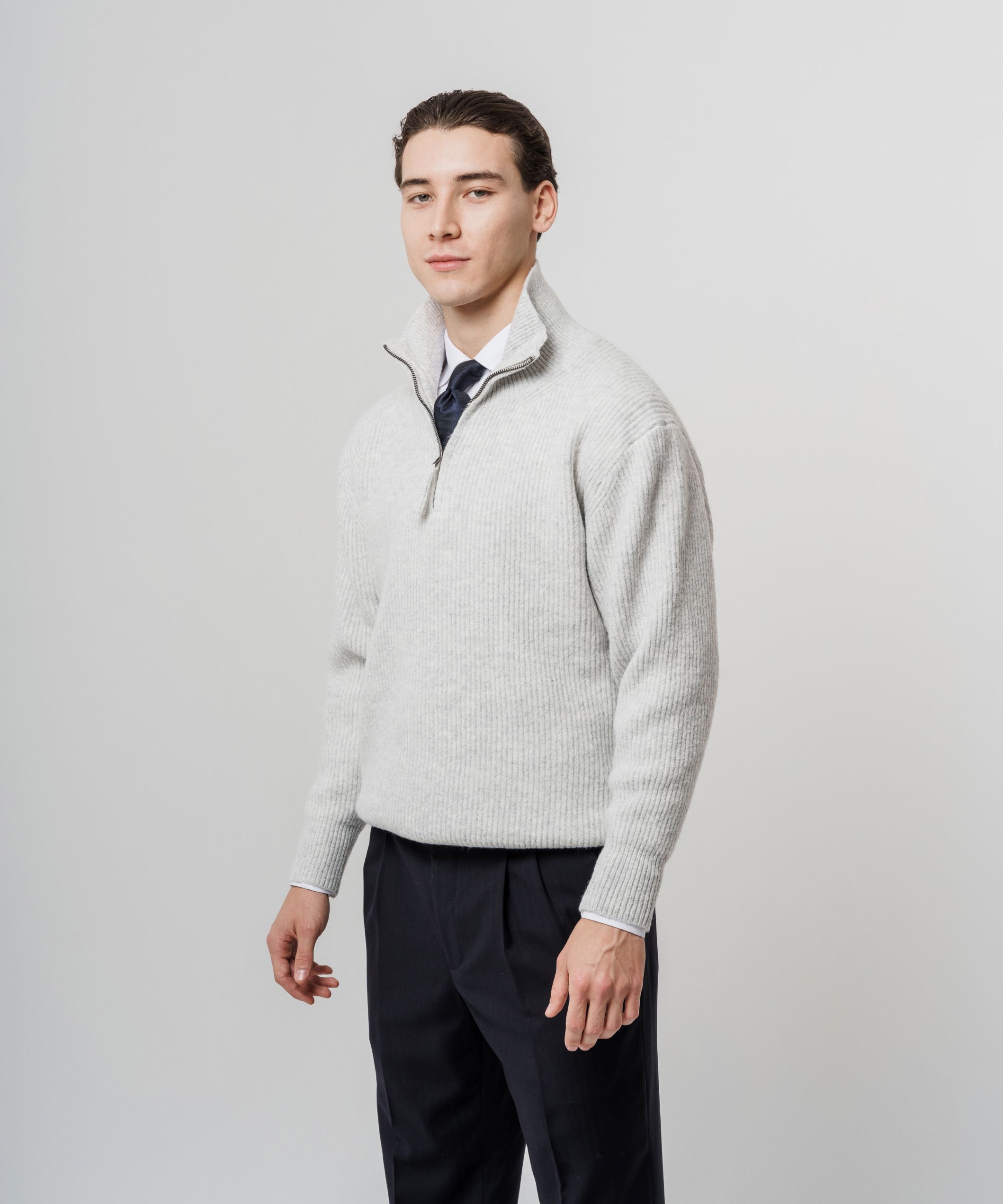 Серый свитер на полузамке