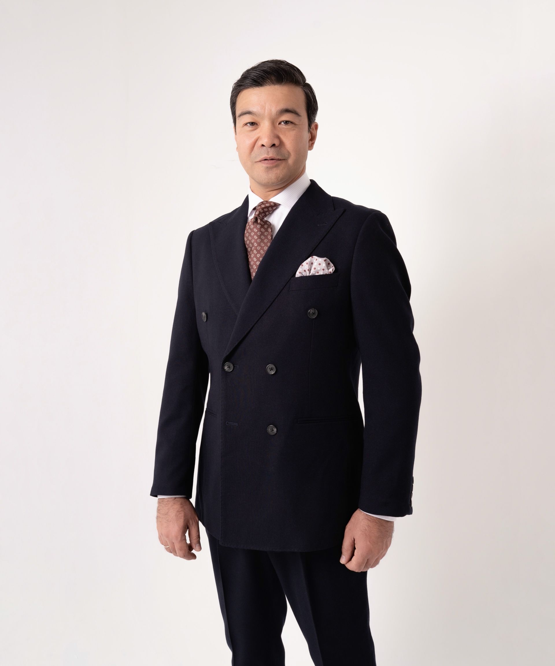 Двубортный костюм в темных оттенках