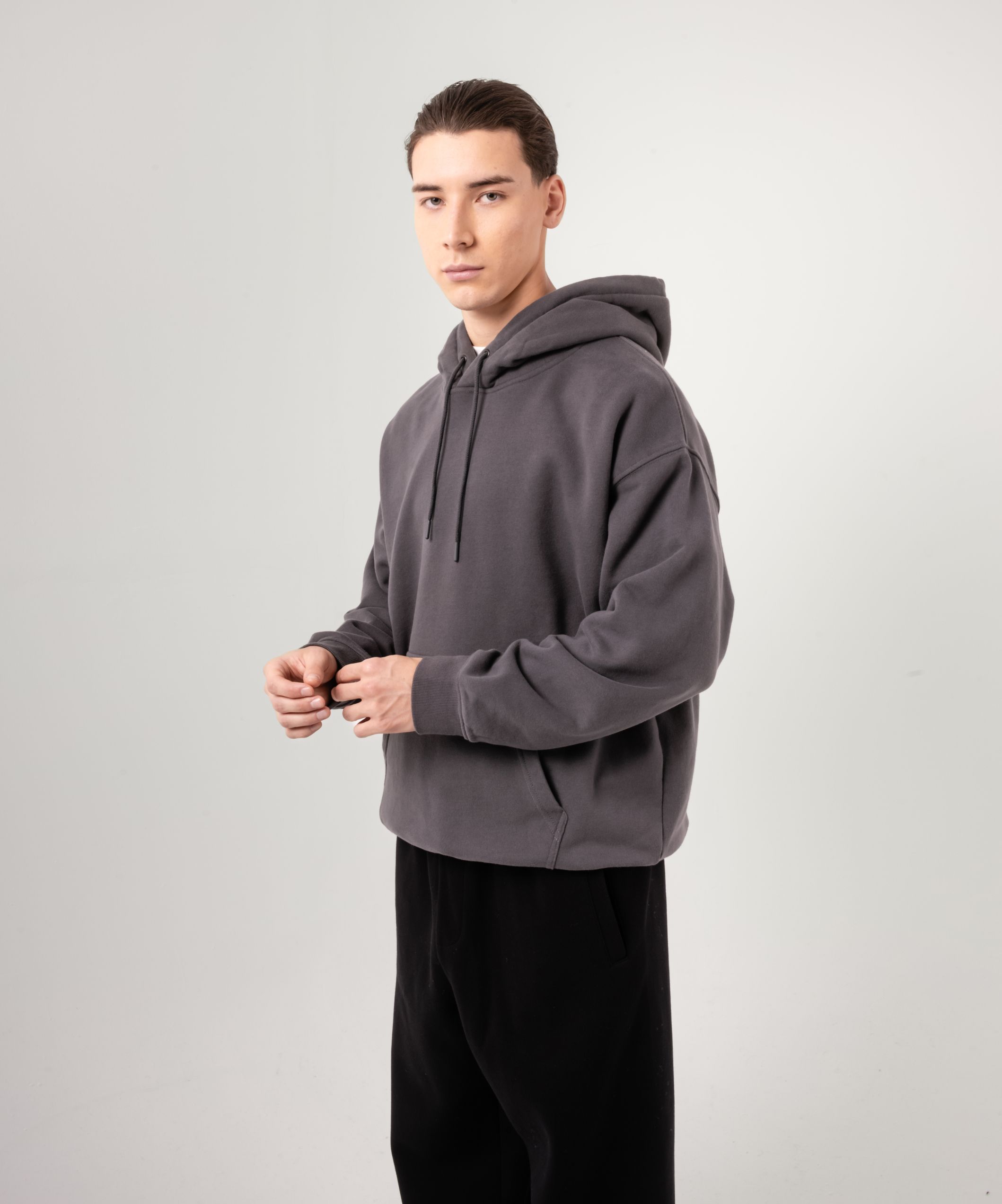 Худи темно-серого цвета с капюшоном