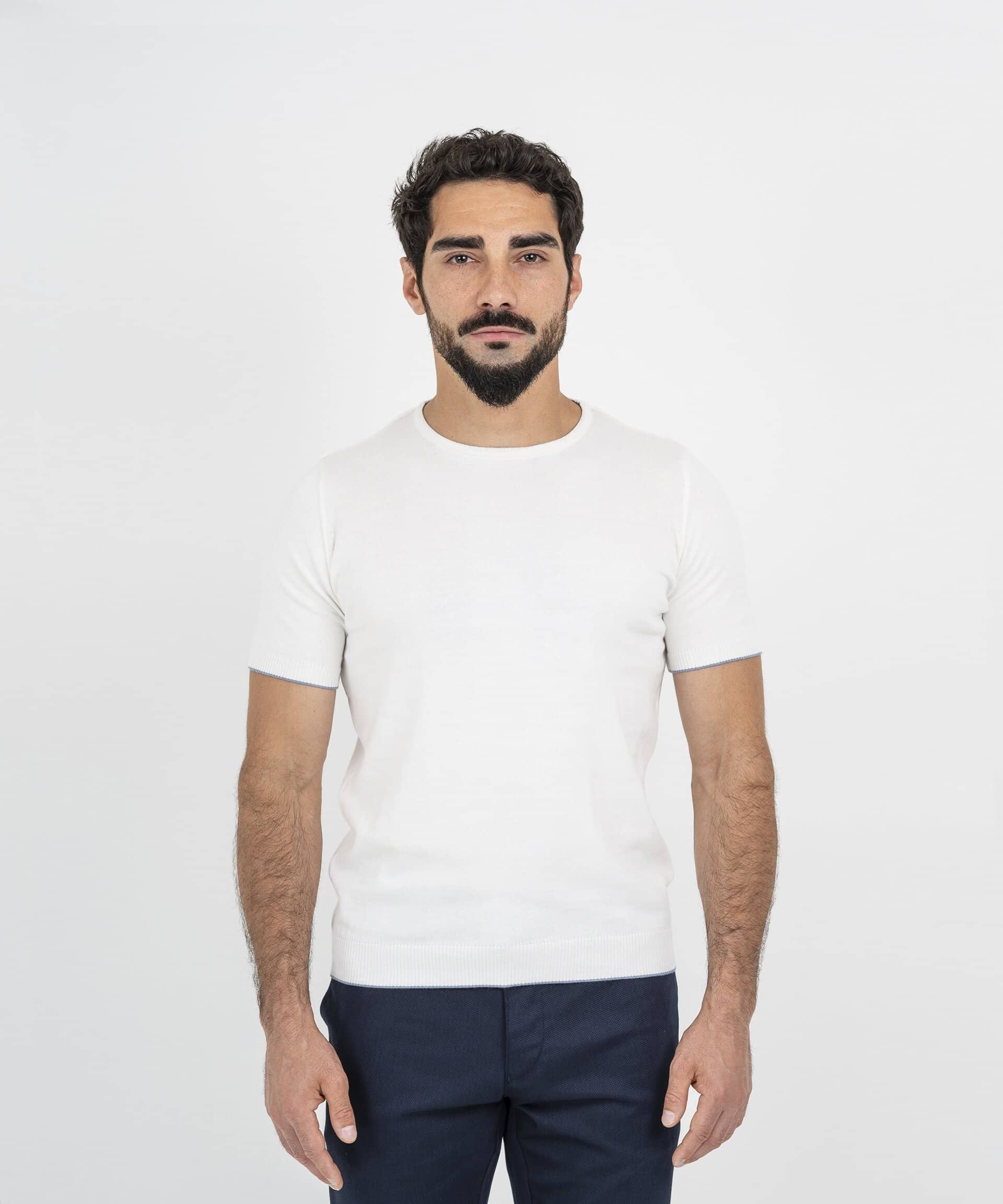 Белая футболка