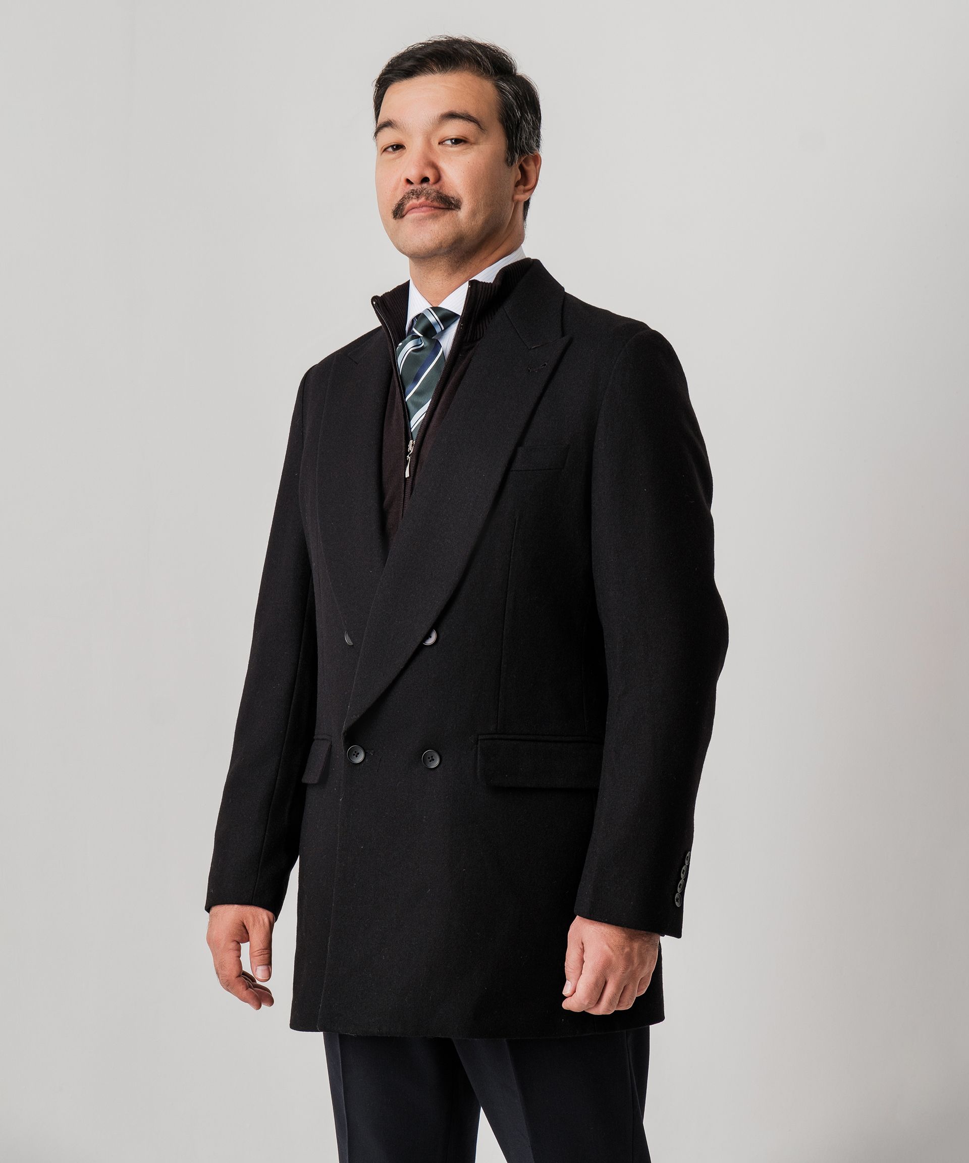 Черное короткое пальто