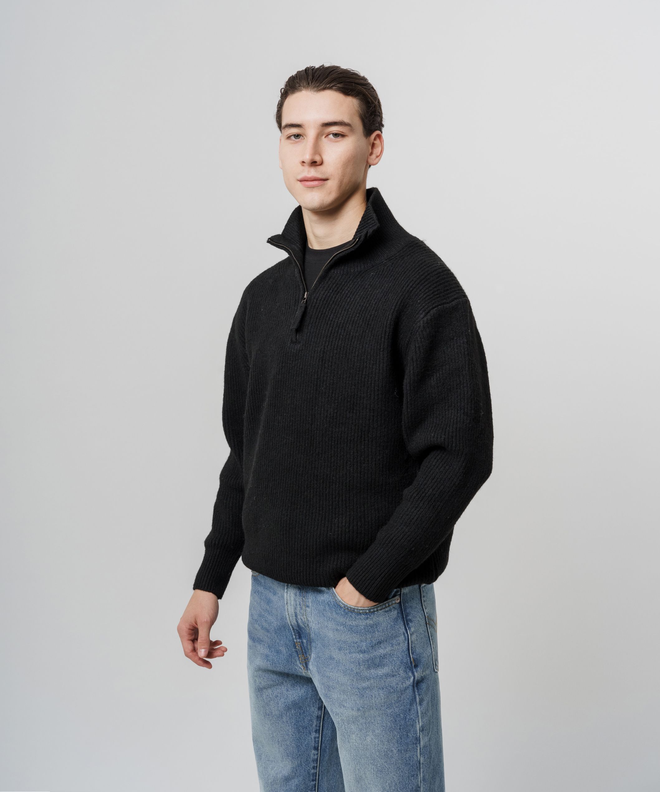 Черный свитер на полузамке