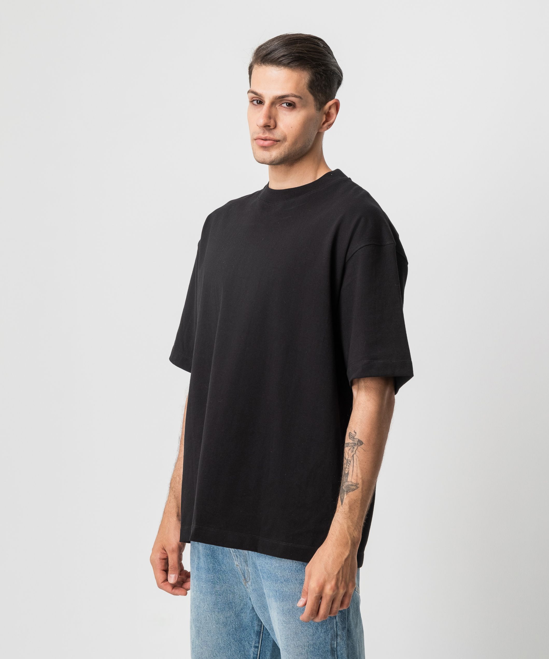 Оверсайз футболка черного оттенка