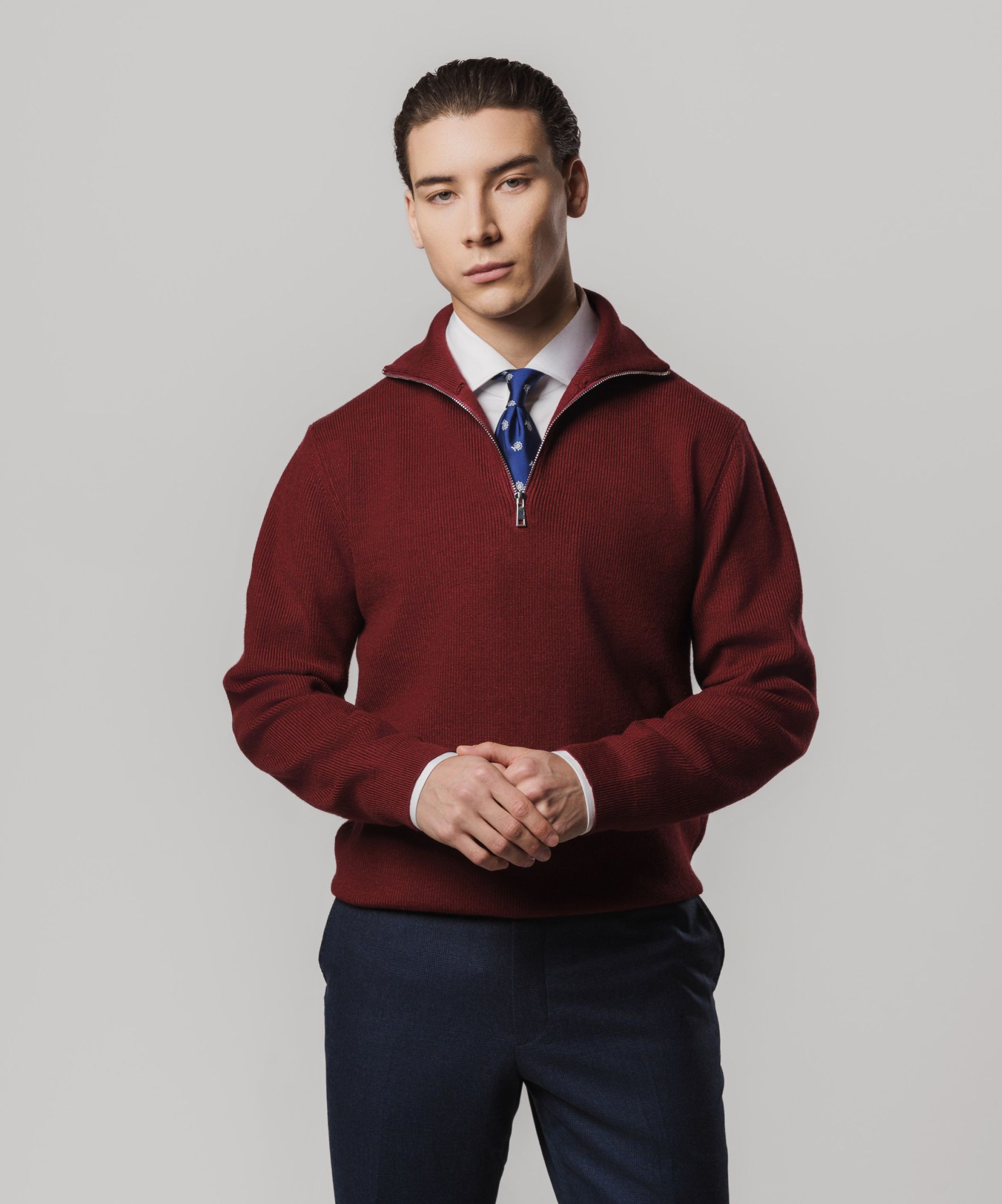 Кофта на полузамке красного оттенка