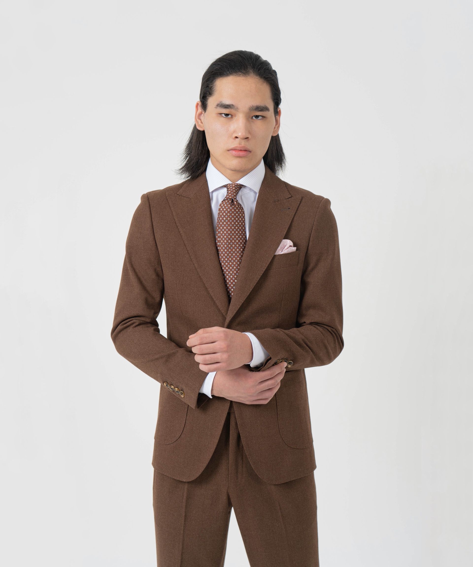 Однобортный костюм коричневого оттенка