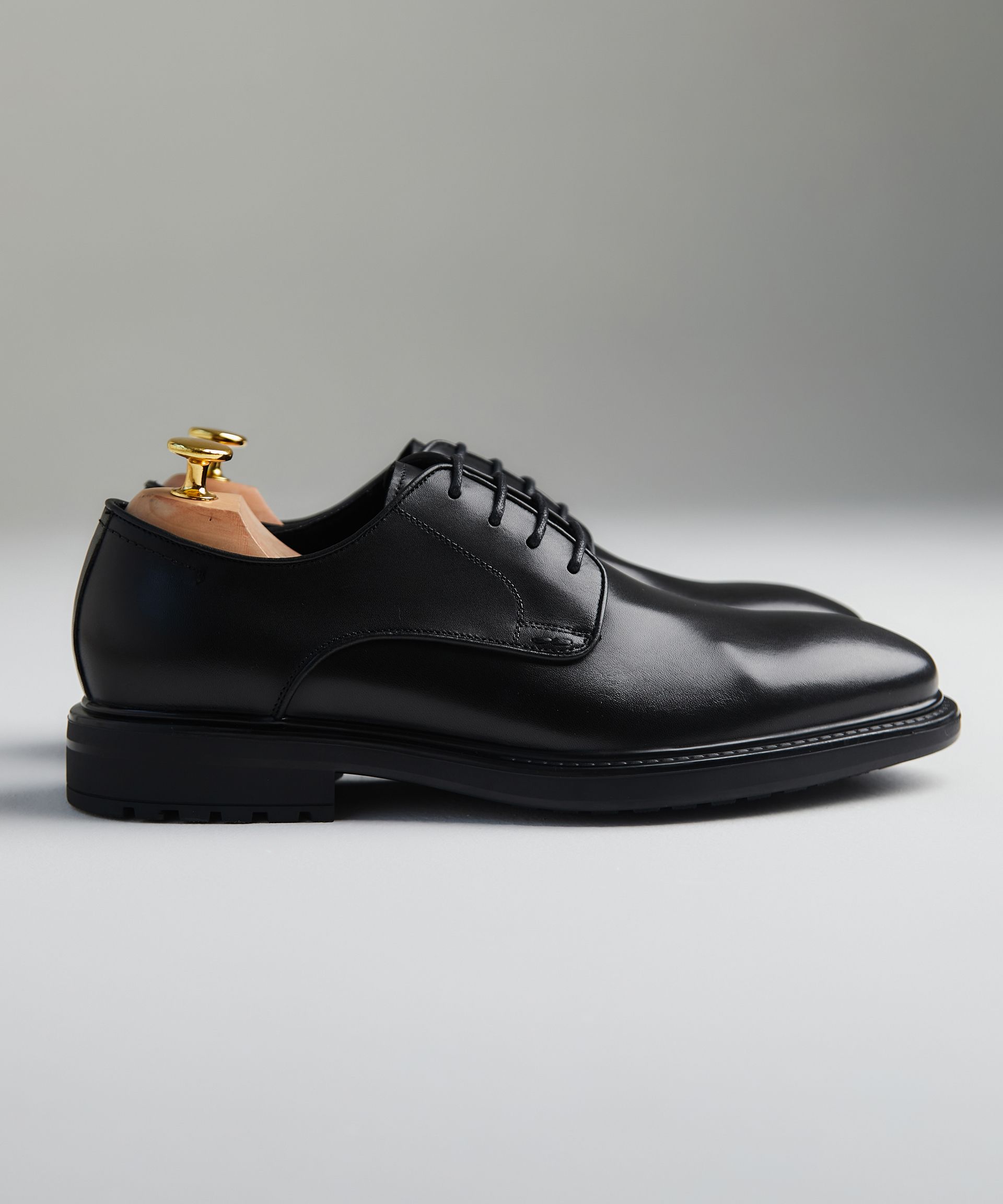 Черные дерби с глянцевым блеском и открытой шнуровкой