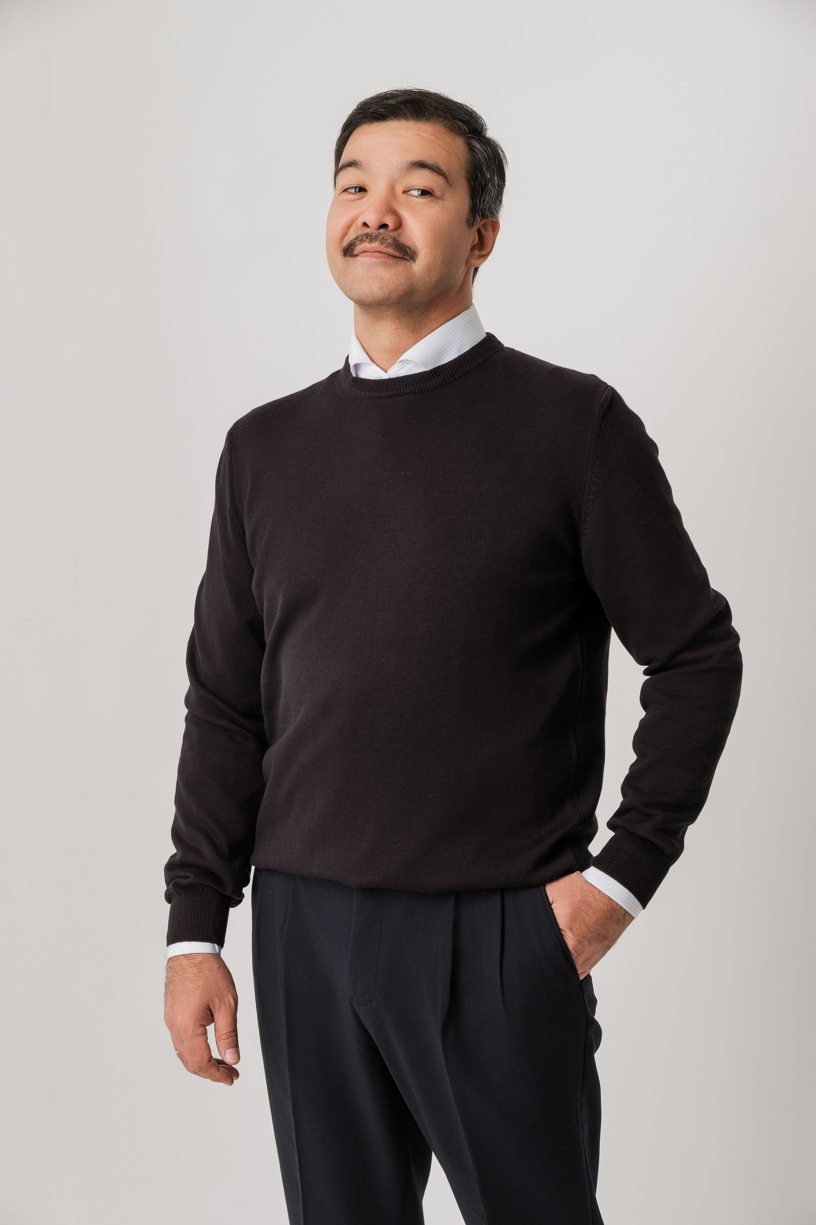 Классический черный свитер