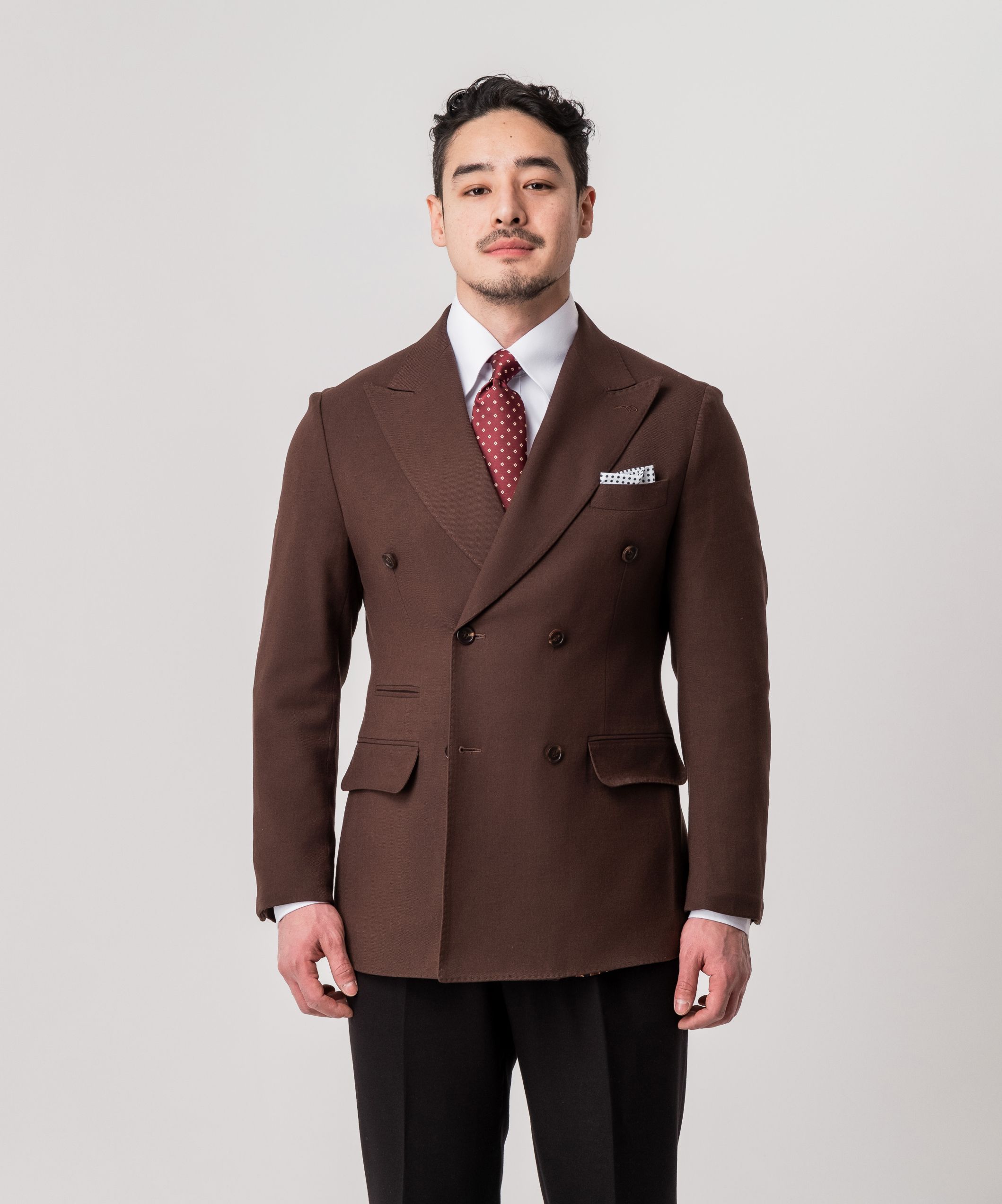 Двубортный костюм-компаньон коричневого оттенка