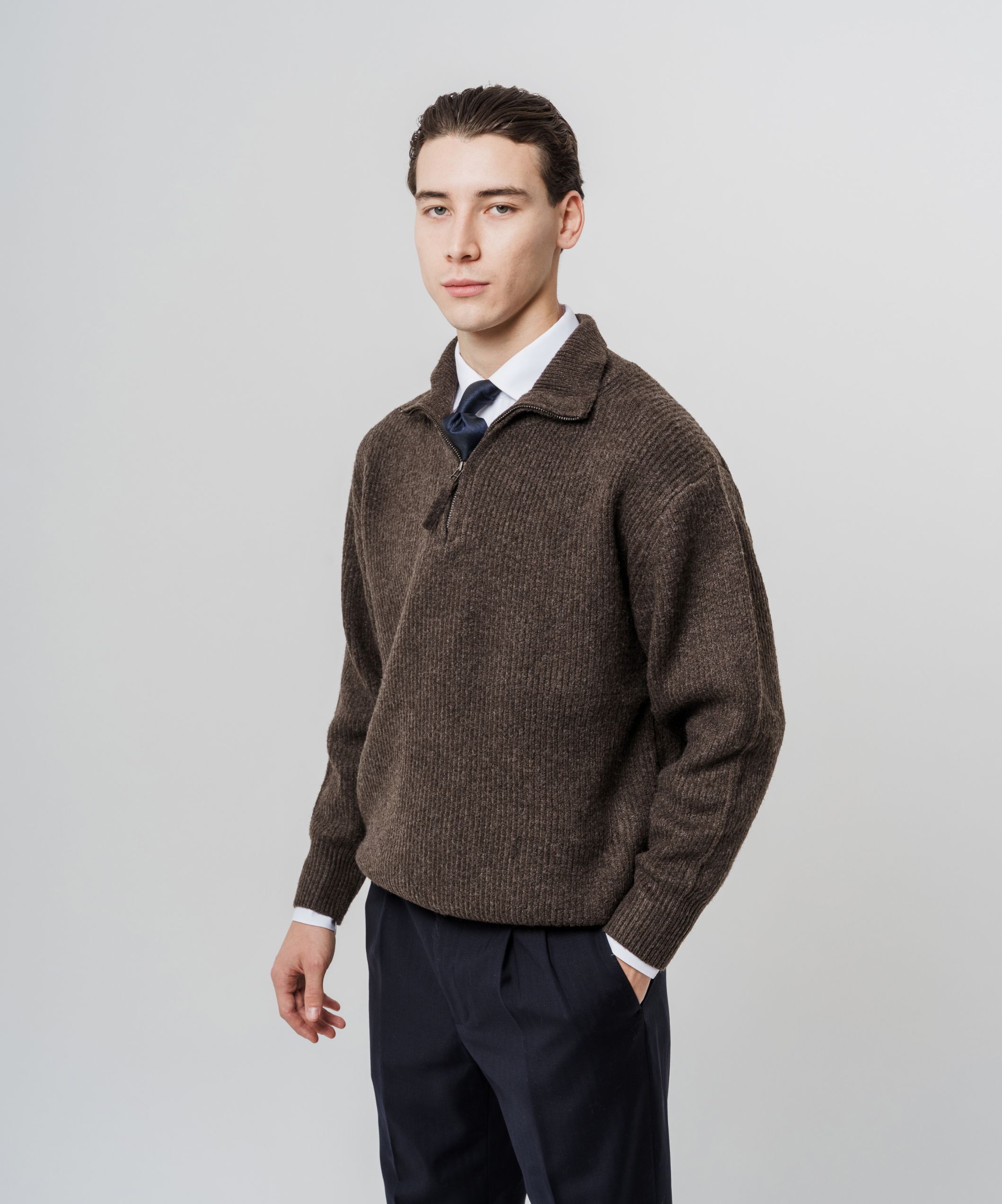 Коричневый свитер на полузамке