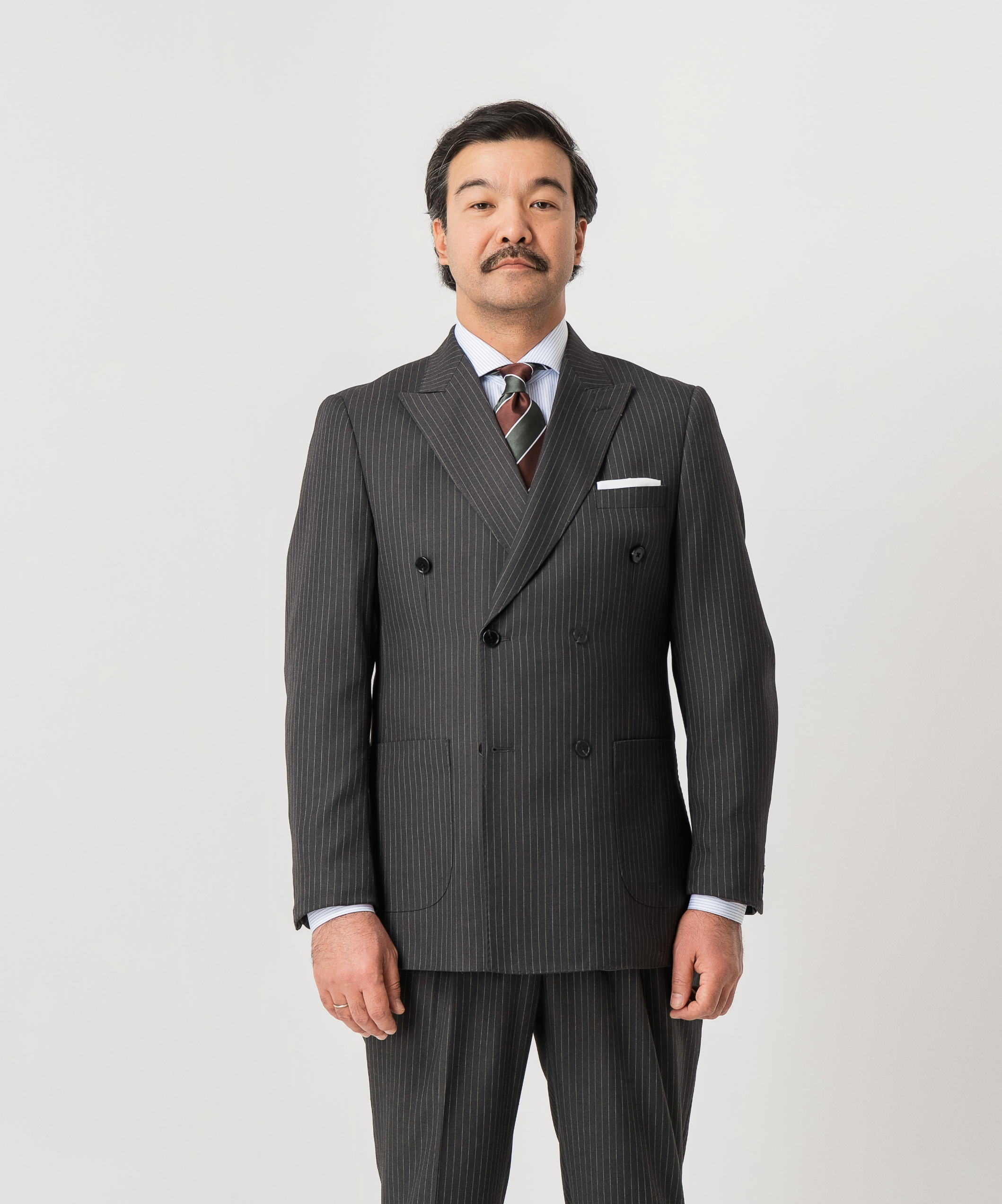 Костюм графитового цвета в полоску