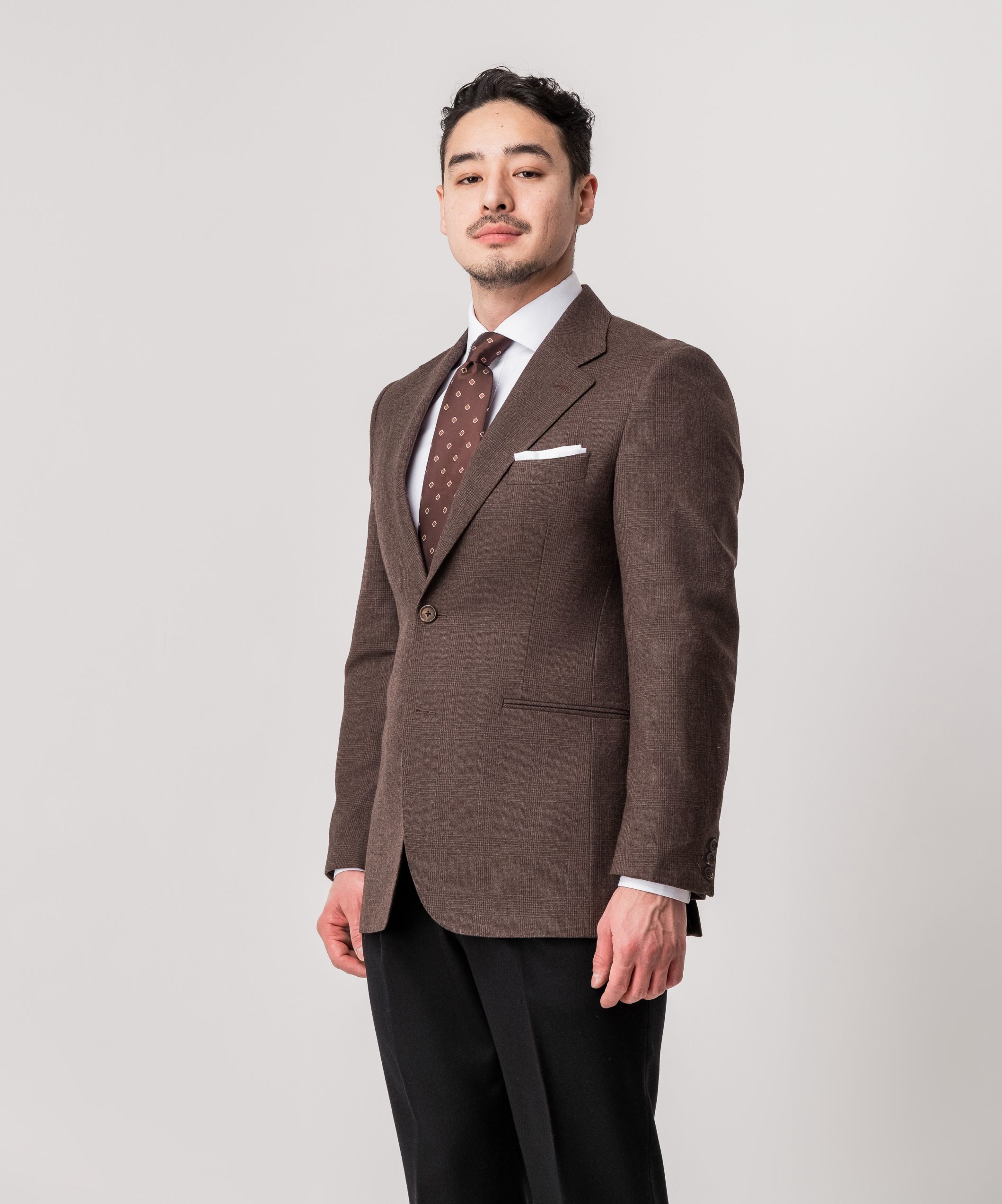 Классический костюм-компаньон коричневого цвета