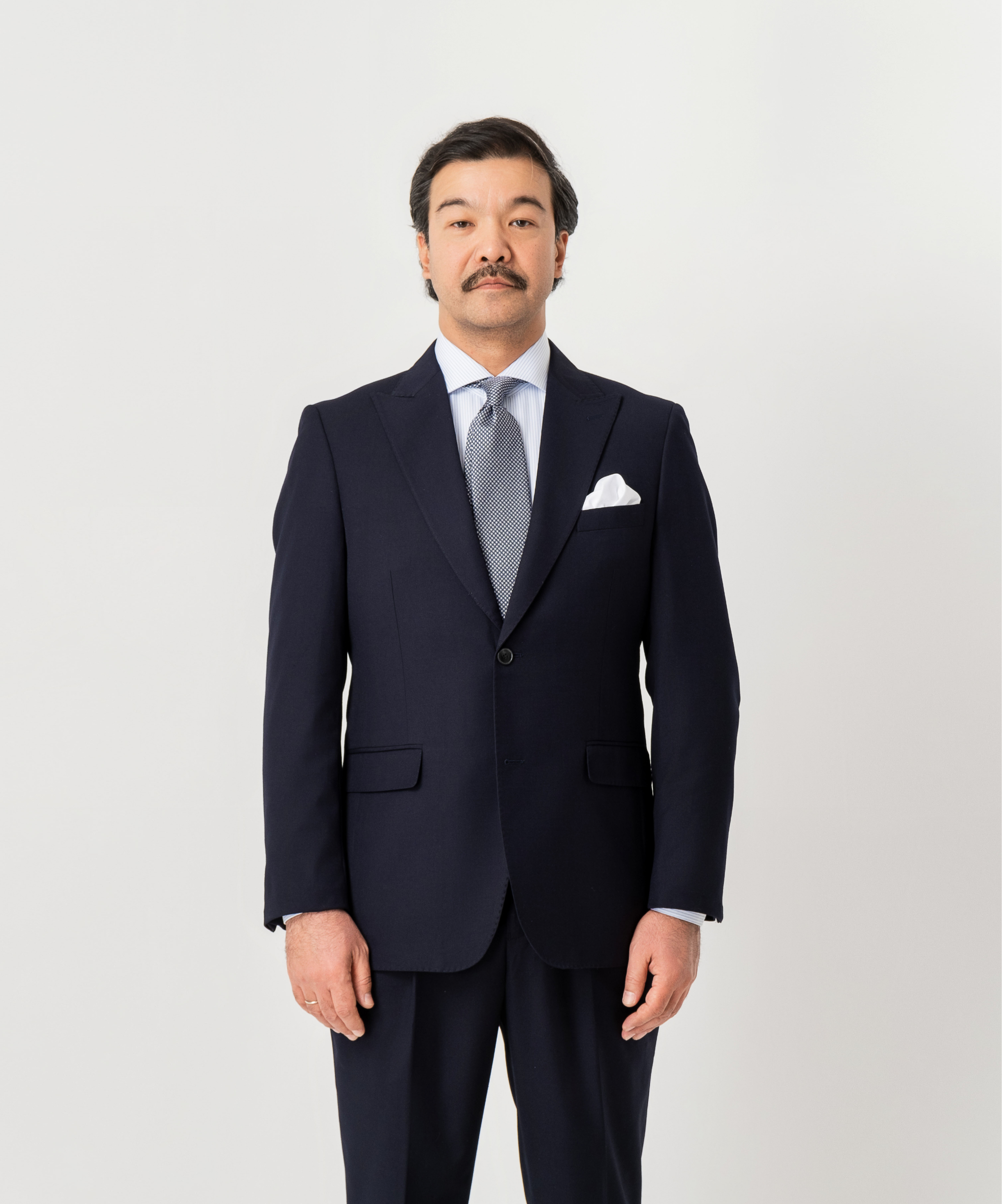 Однобортный темно-синий костюм для деловых встреч