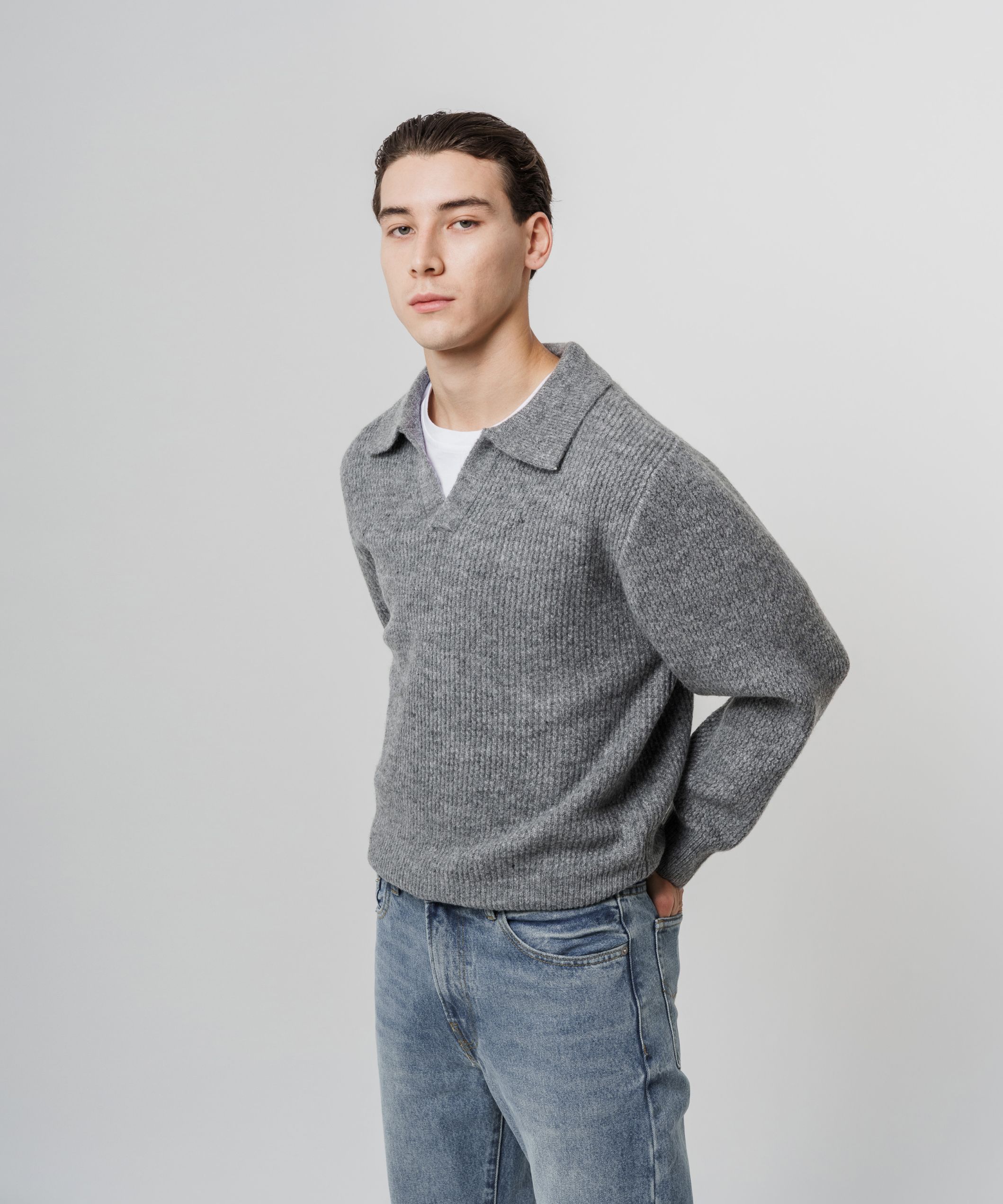 Свитер с V-образным вырезом