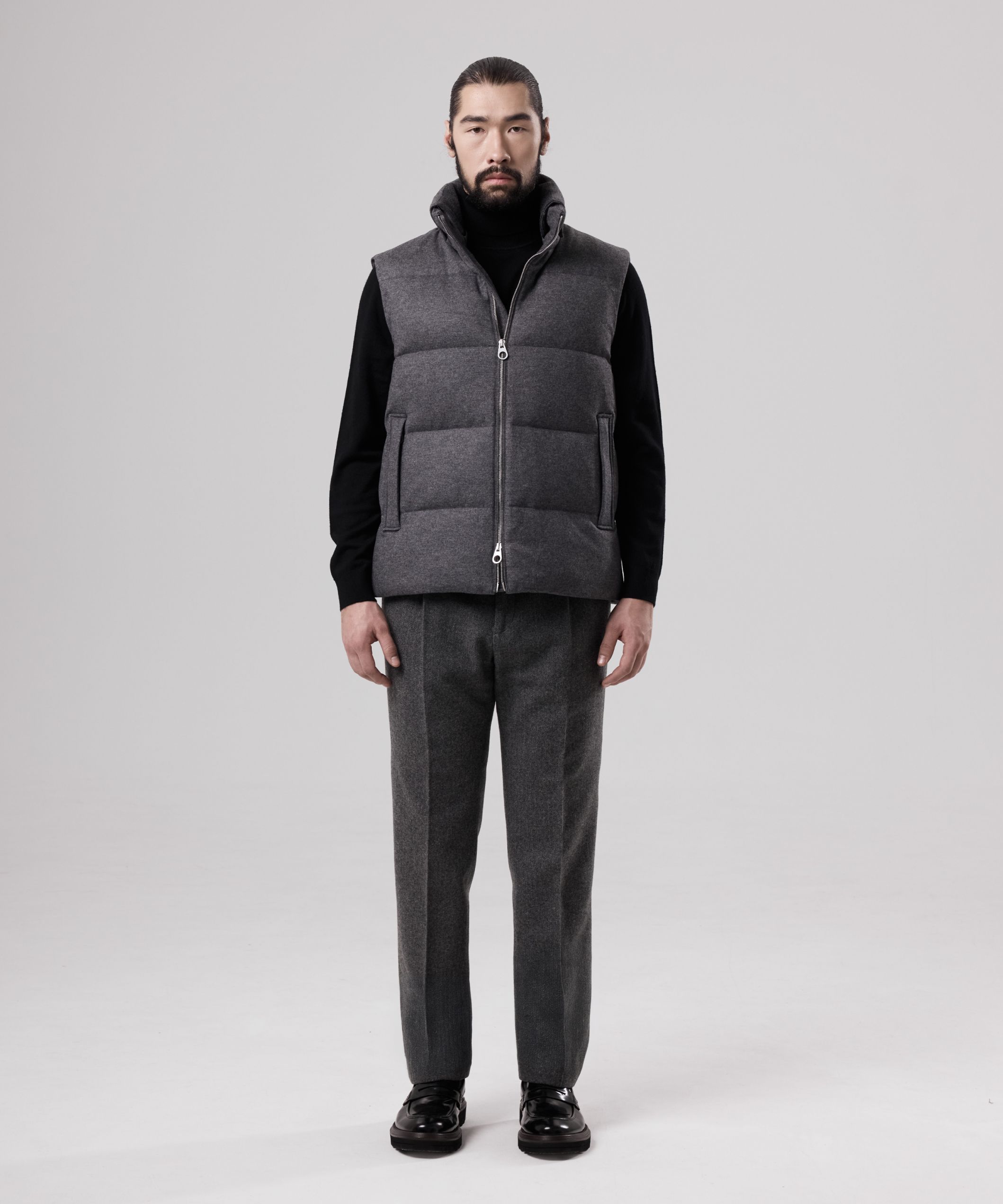 Жилетка серого цвета