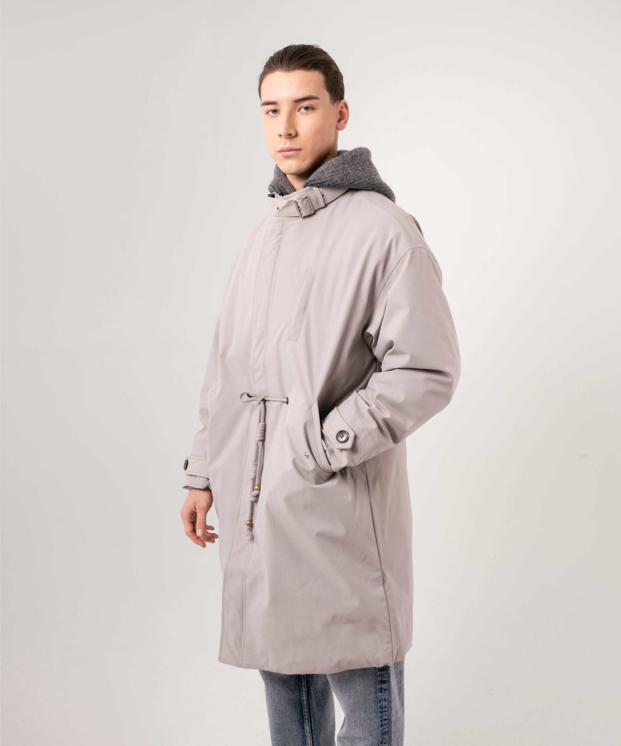 Пуховик на молнии со стойким воротником